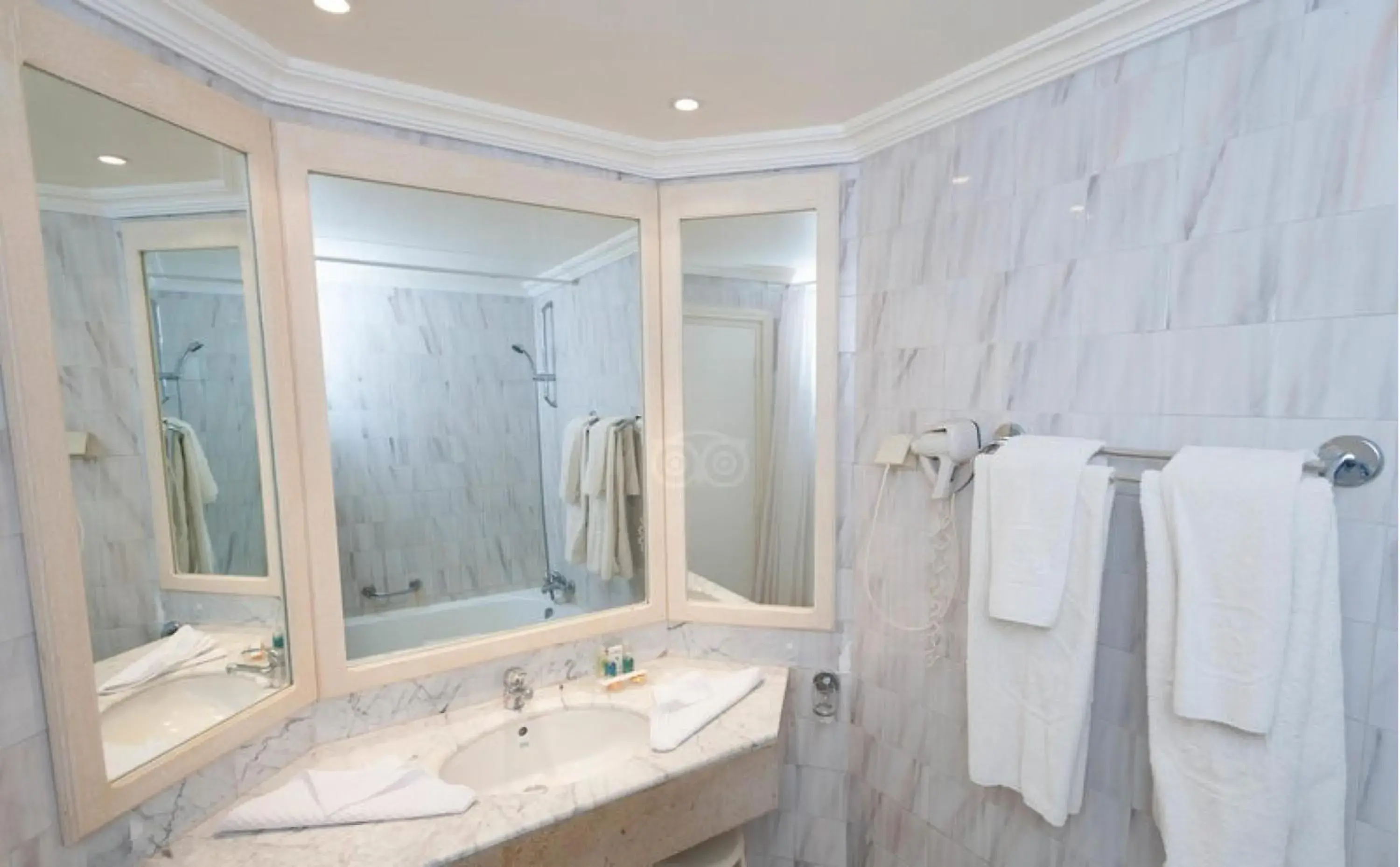 Single Room in L'Orient Palace Resort and Spa Single Room in L'Orient Palace Resort and Spa