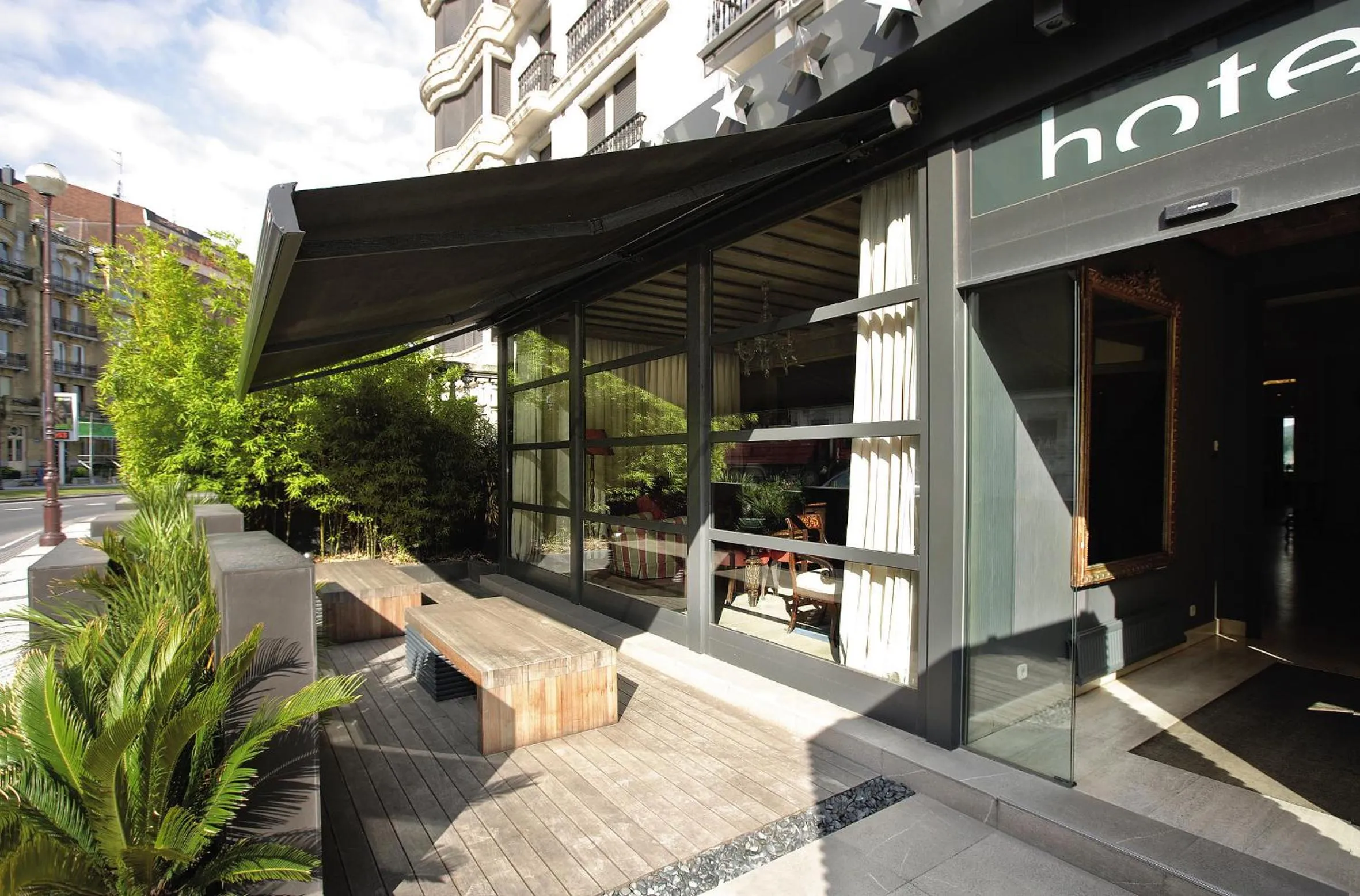 Facade/entrance in Hotel Niza