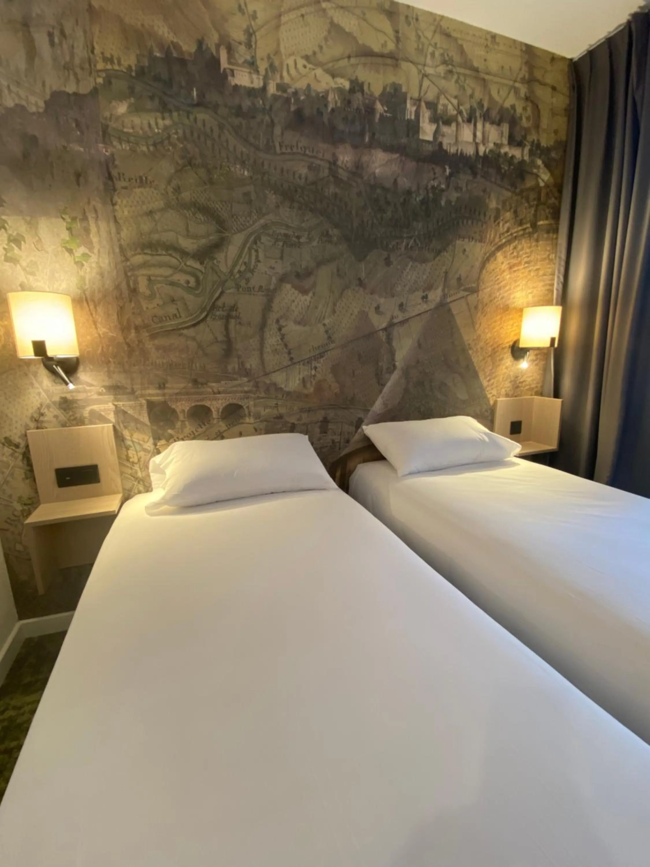 Property building, Bed in Hôtel Pont Rouge , Carcassonne