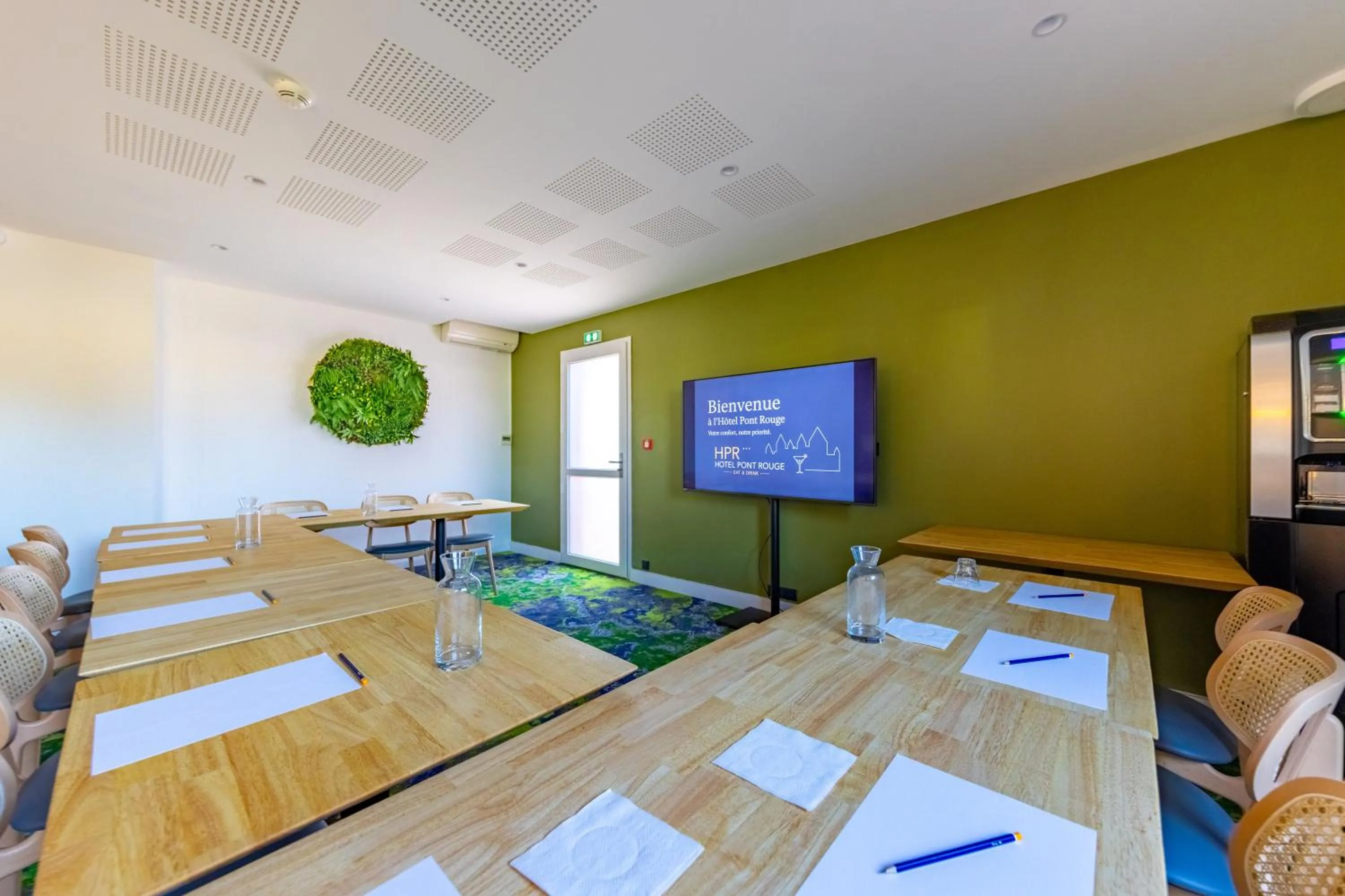Communal lounge/ TV room in Hôtel Pont Rouge , Carcassonne