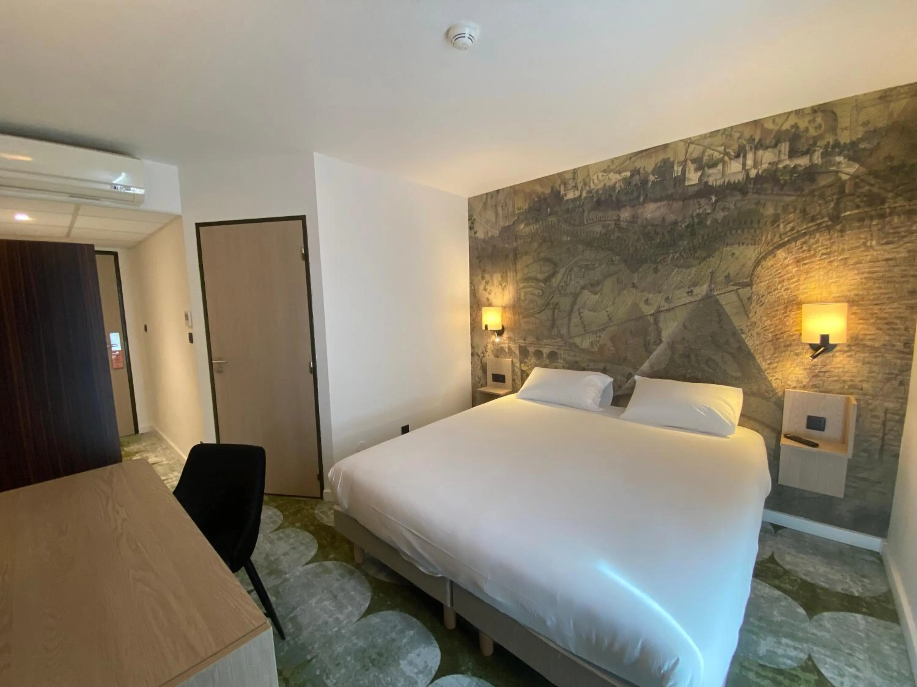 Property building, Bed in Hôtel Pont Rouge , Carcassonne