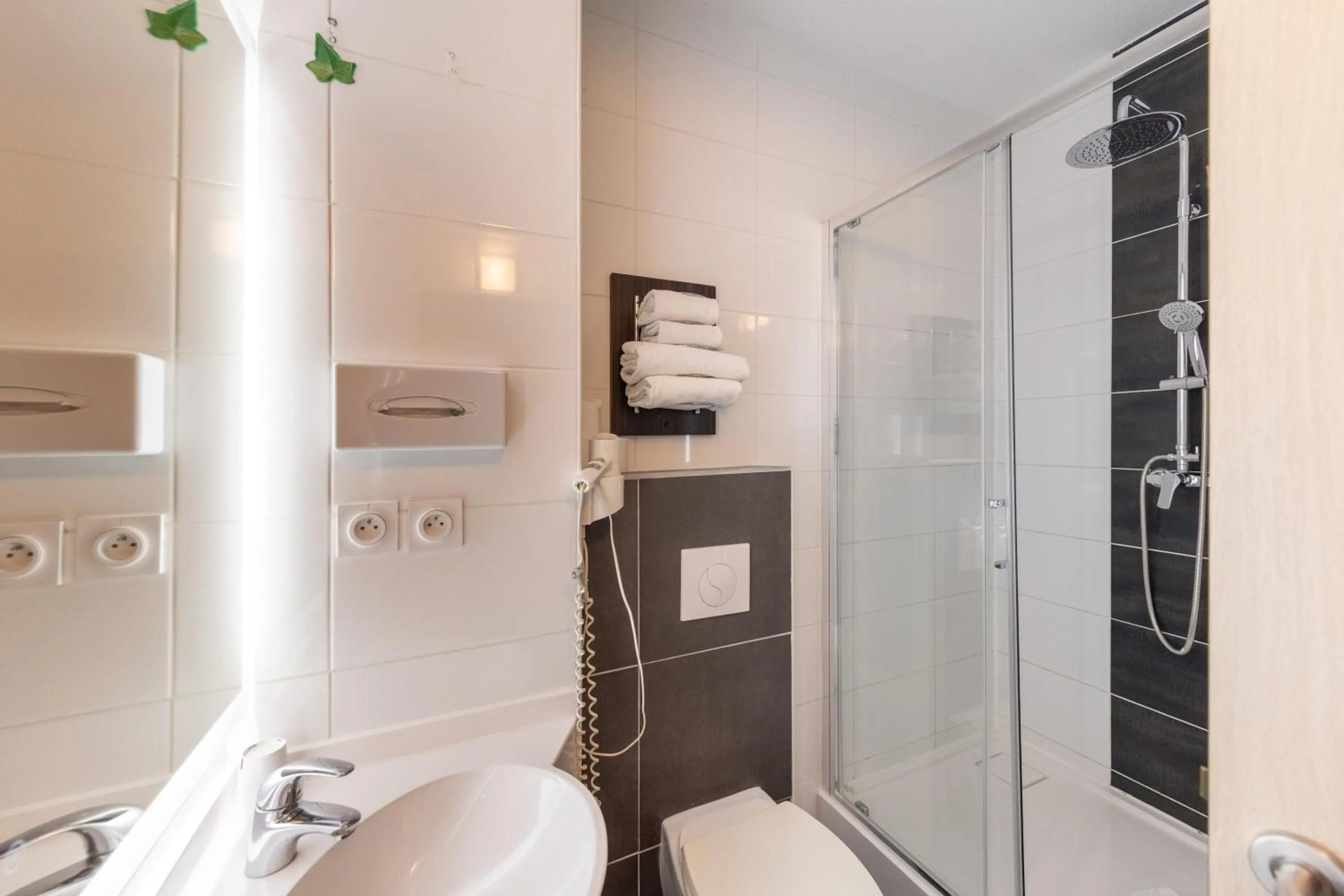 Shower in Hôtel Pont Rouge , Carcassonne