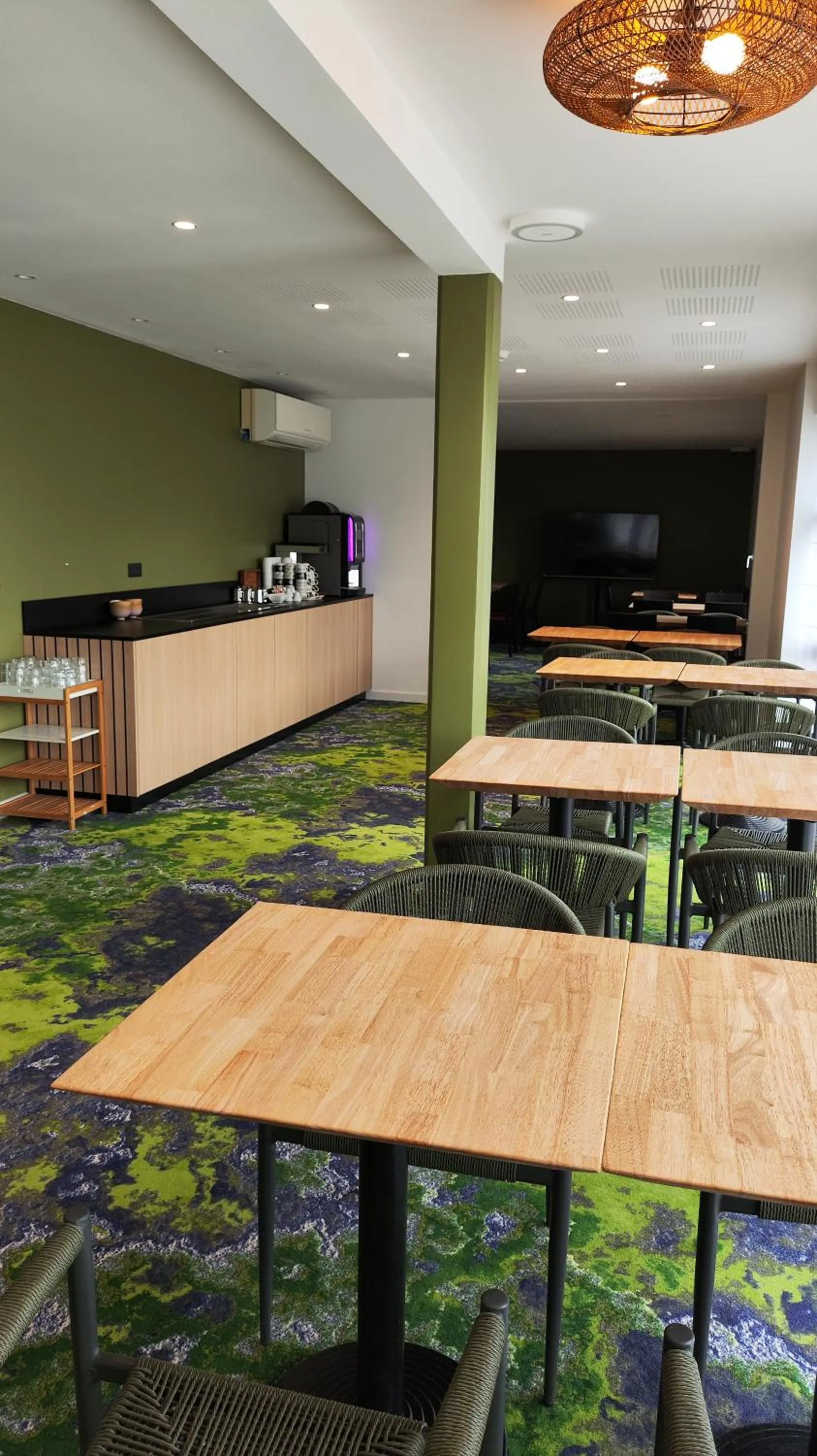 Restaurant/places to eat in Hôtel Pont Rouge , Carcassonne