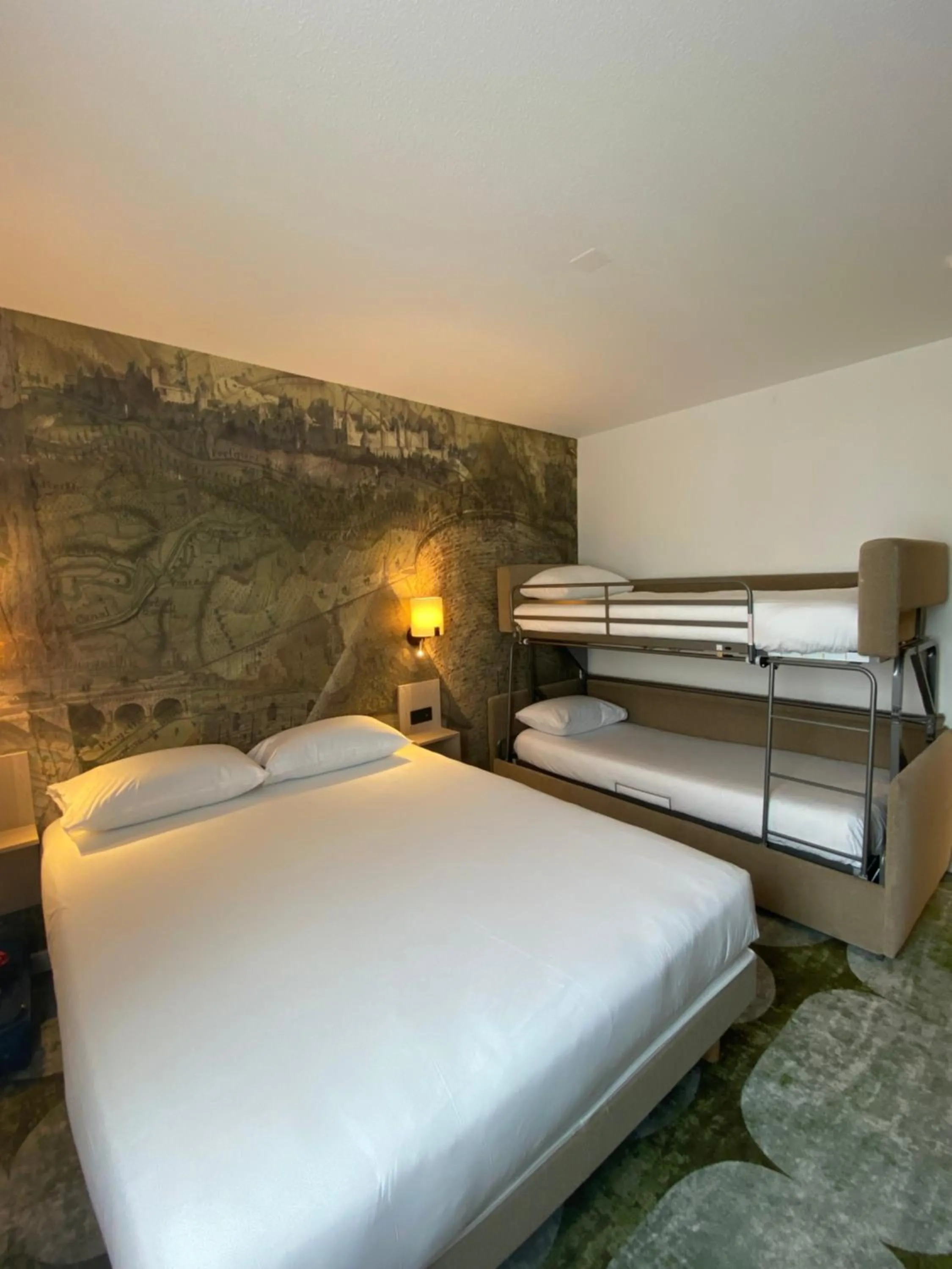 Property building, Bed in Hôtel Pont Rouge , Carcassonne