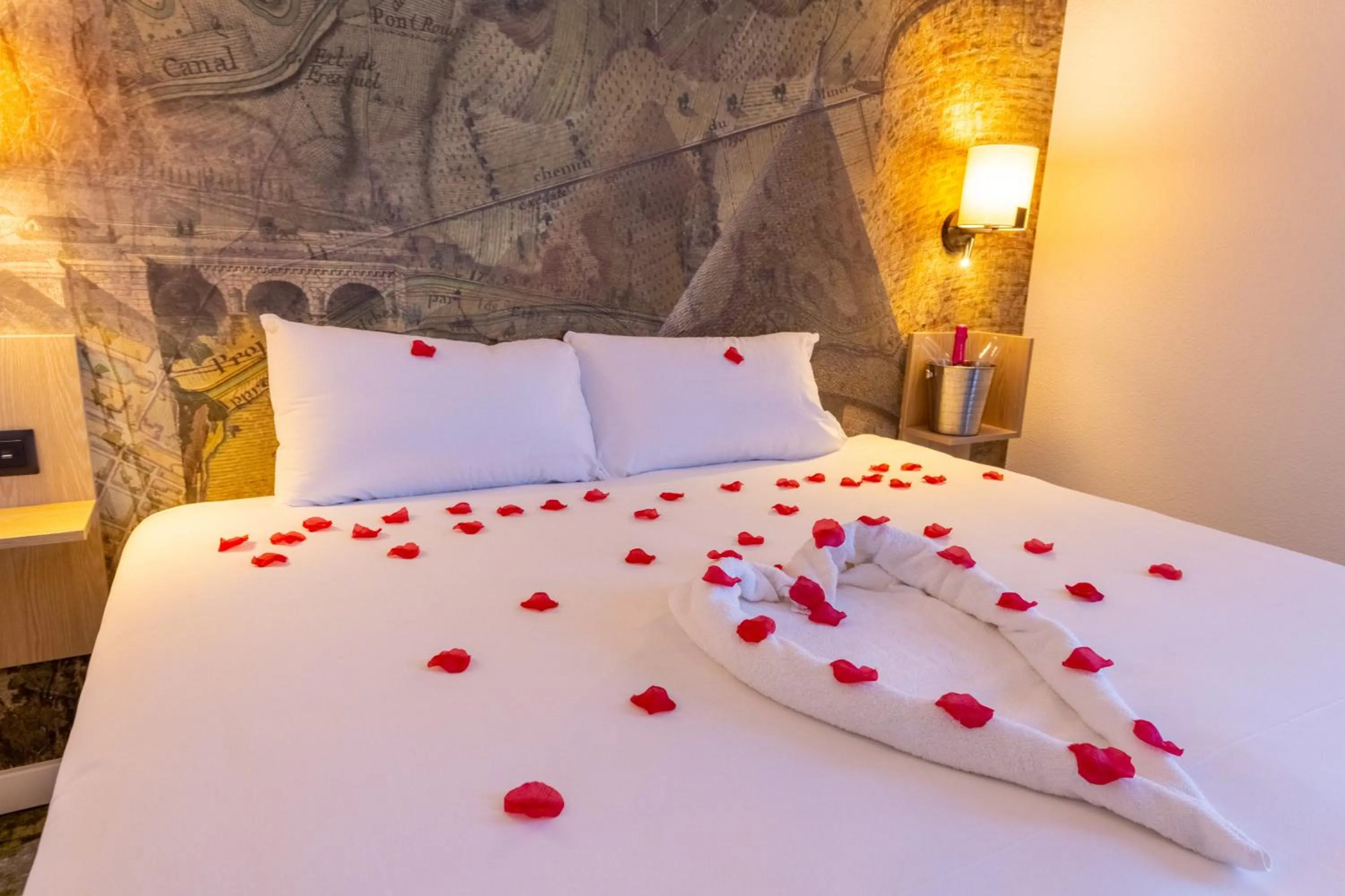 Bed in Hôtel Pont Rouge , Carcassonne