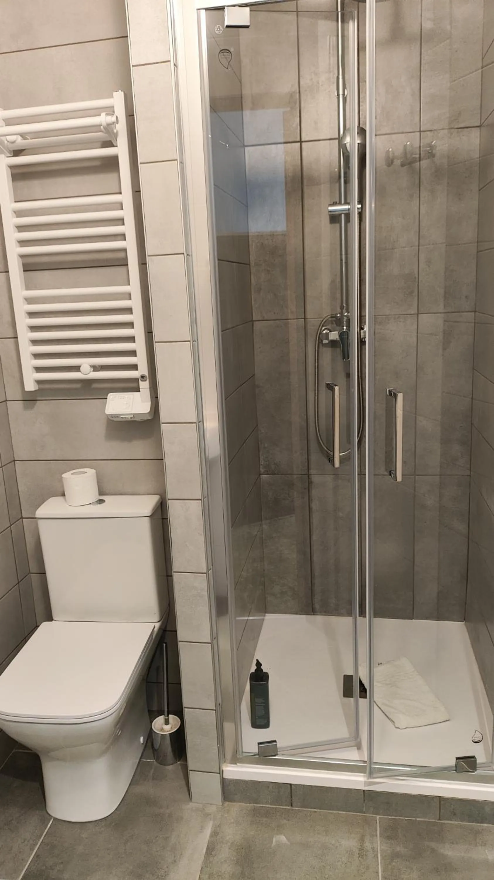 Shower in Hôtel Pont Rouge , Carcassonne