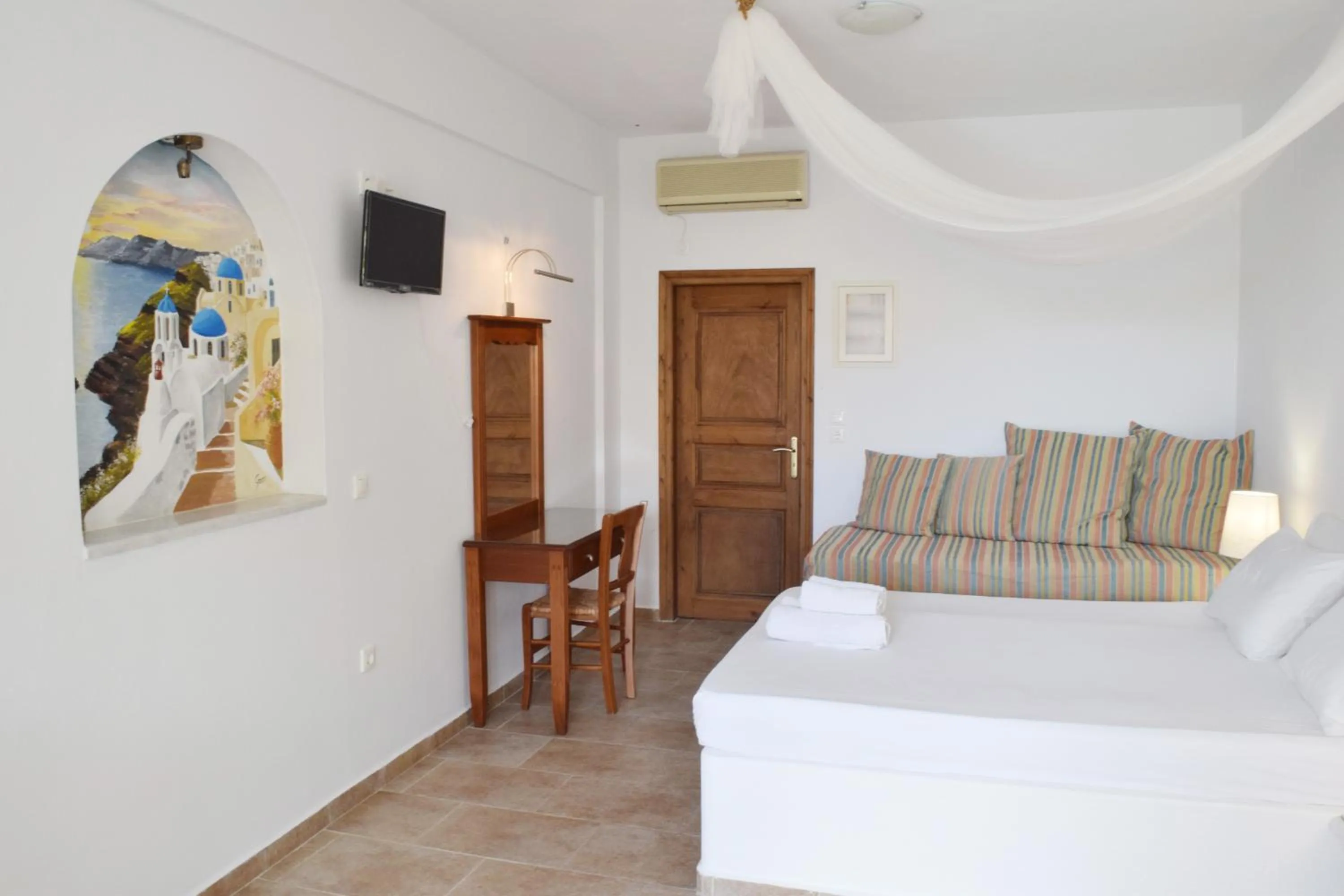 Photo of the whole room, Bed in Santorini Mesotopos