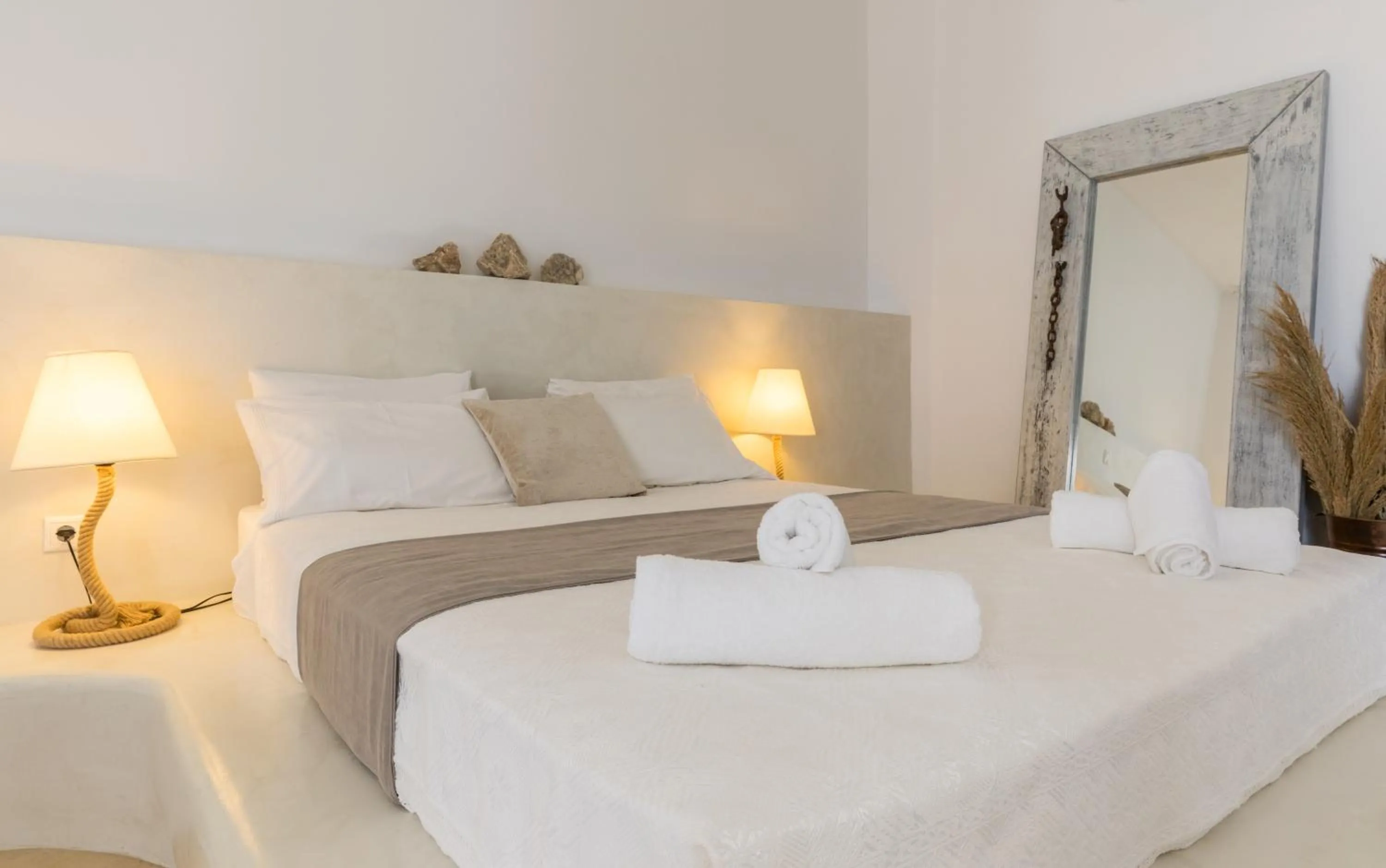 Bed in Santorini Mesotopos