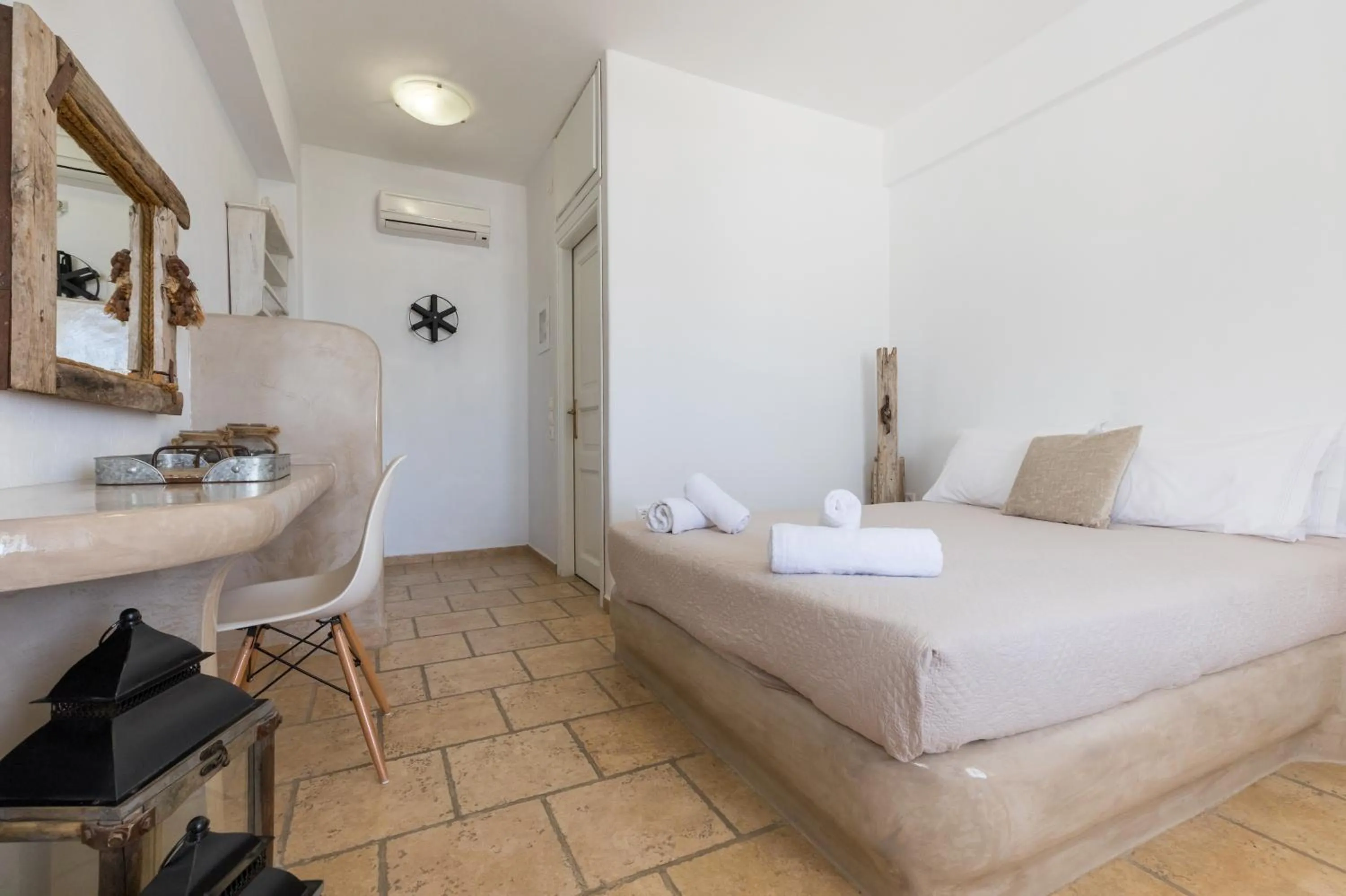 Bed in Santorini Mesotopos