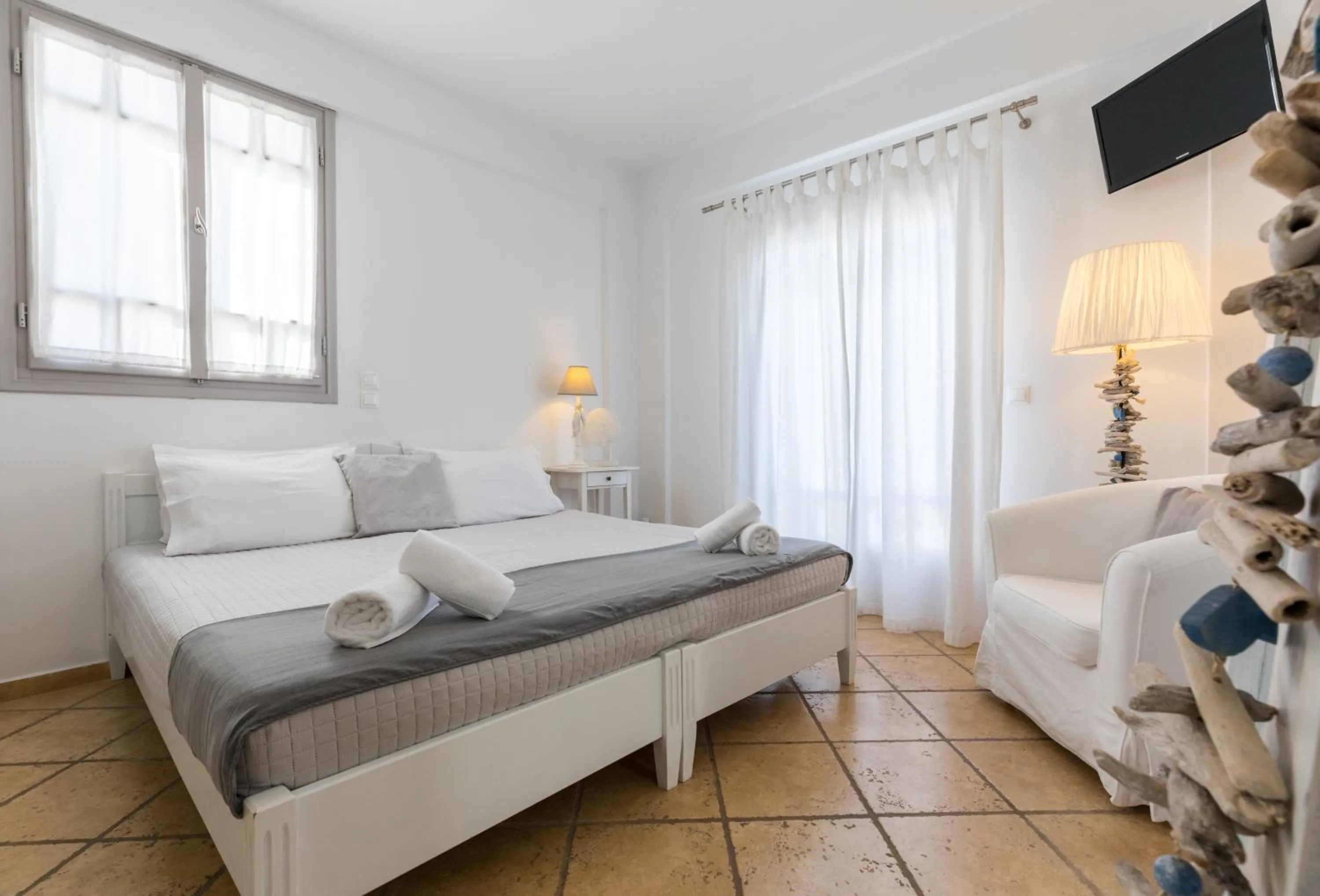 Bed in Santorini Mesotopos