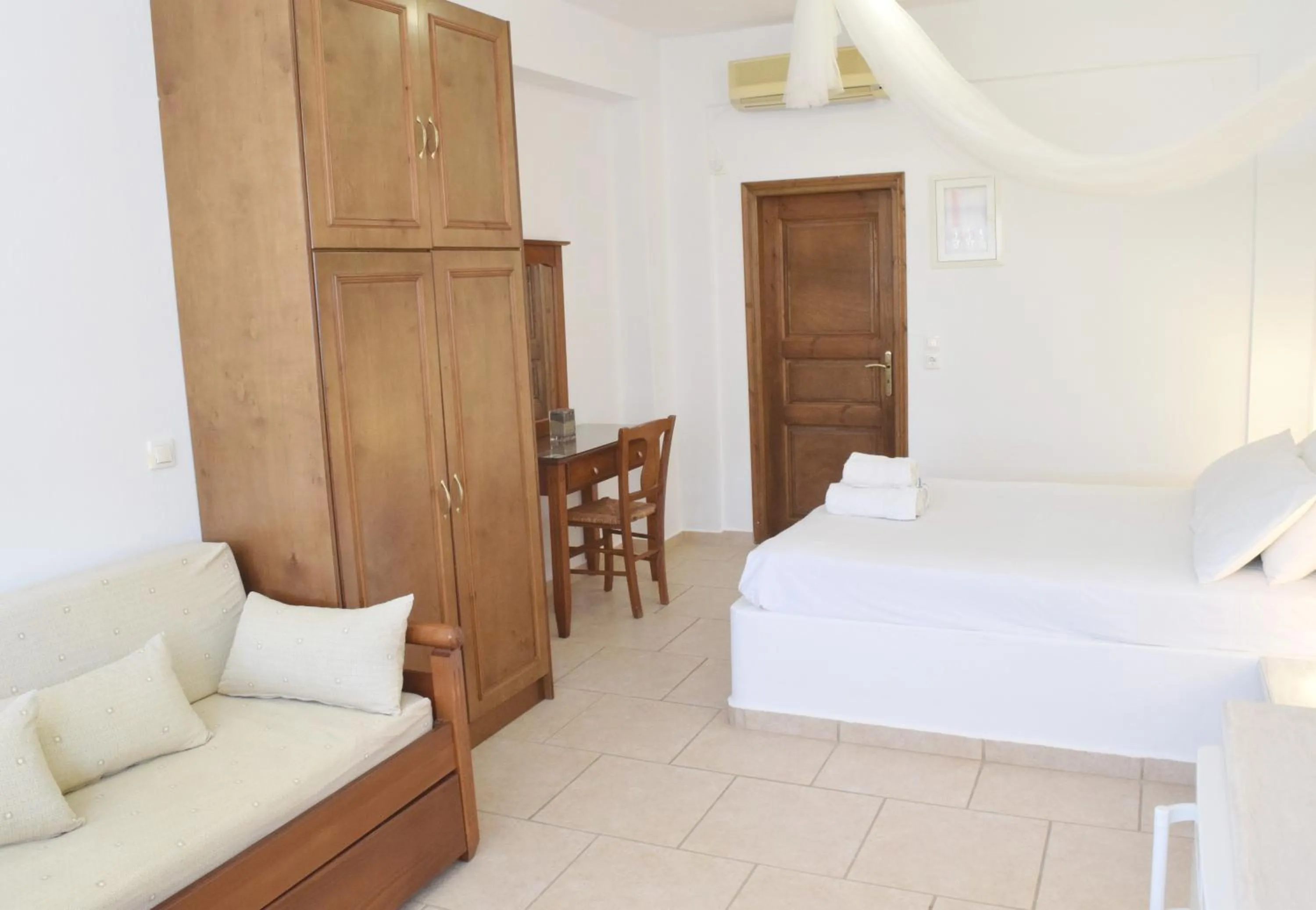 Photo of the whole room, Bed in Santorini Mesotopos