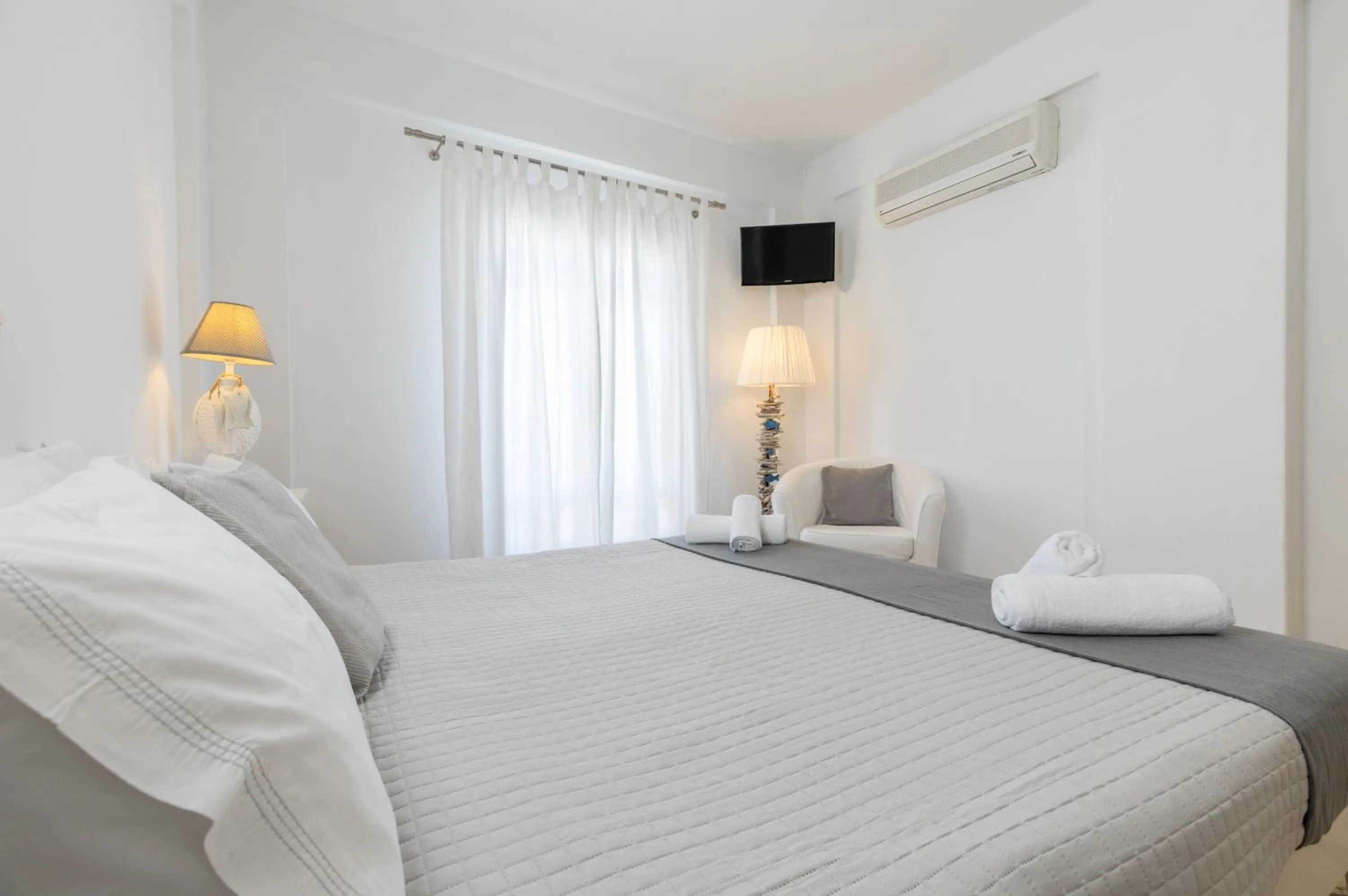 Bed in Santorini Mesotopos