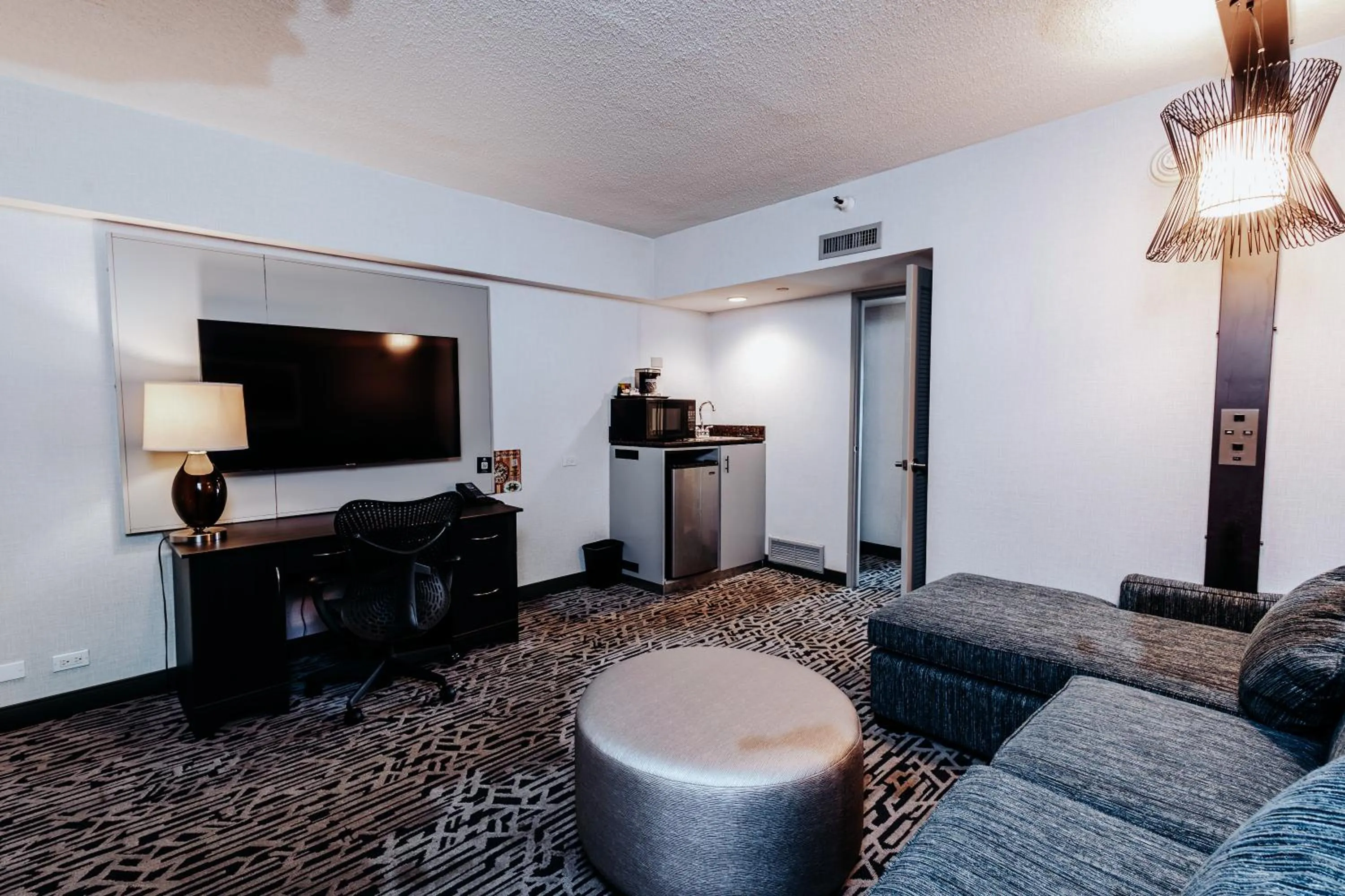 Living room in DoubleTree Suites by Hilton Hotel & Conference Center Chicago-Downers Grove