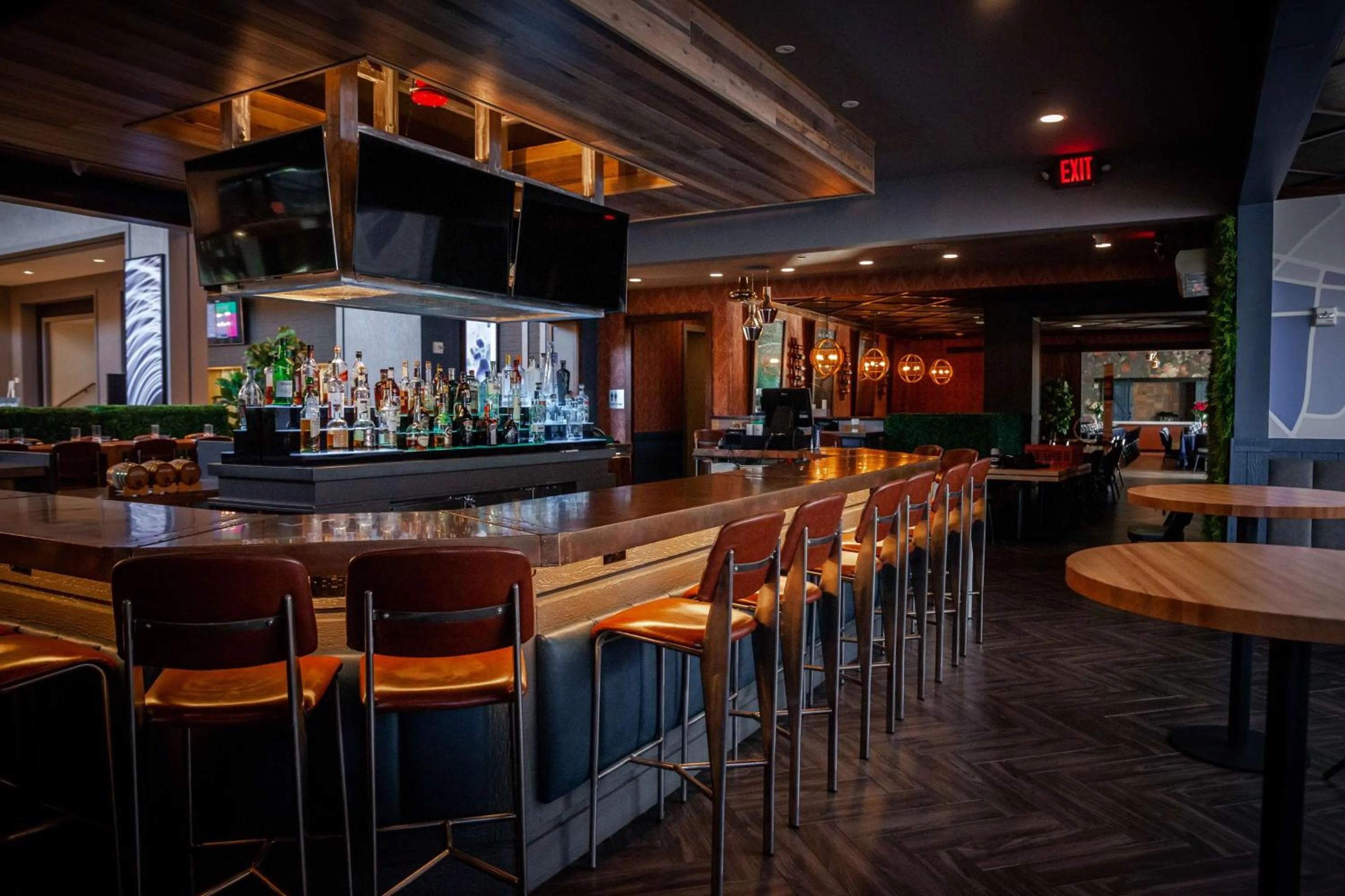 Lounge or bar in DoubleTree Suites by Hilton Hotel & Conference Center Chicago-Downers Grove