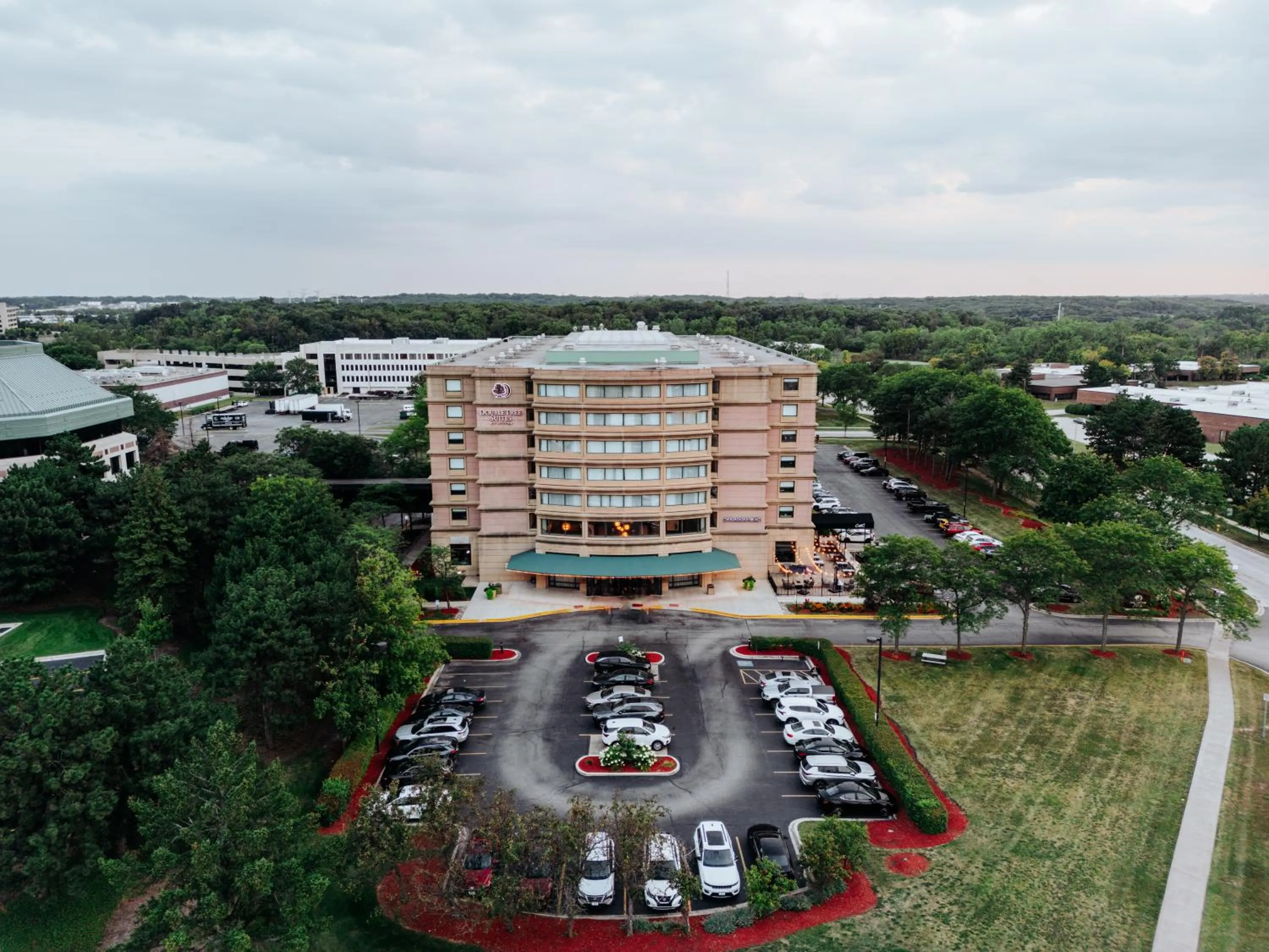 Property building in DoubleTree Suites by Hilton Hotel & Conference Center Chicago-Downers Grove