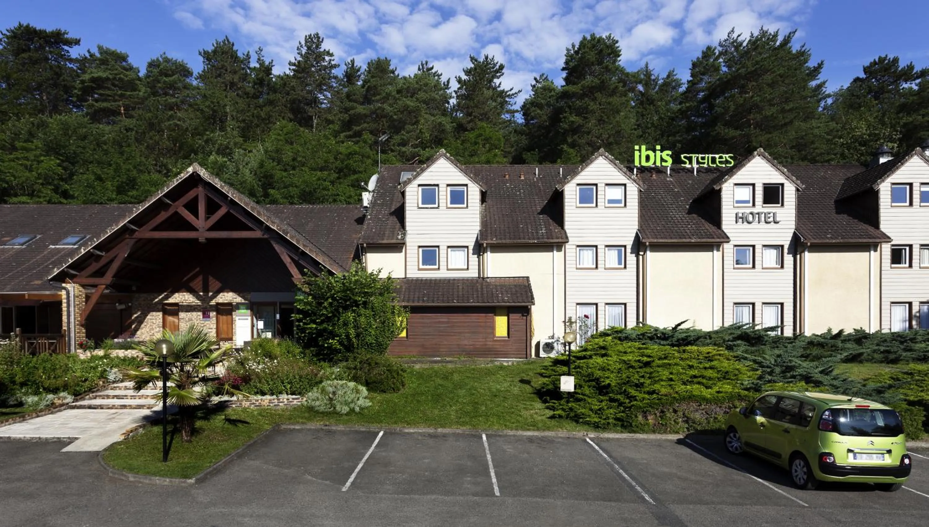 Facade/entrance in ibis Styles Périgueux Trélissac