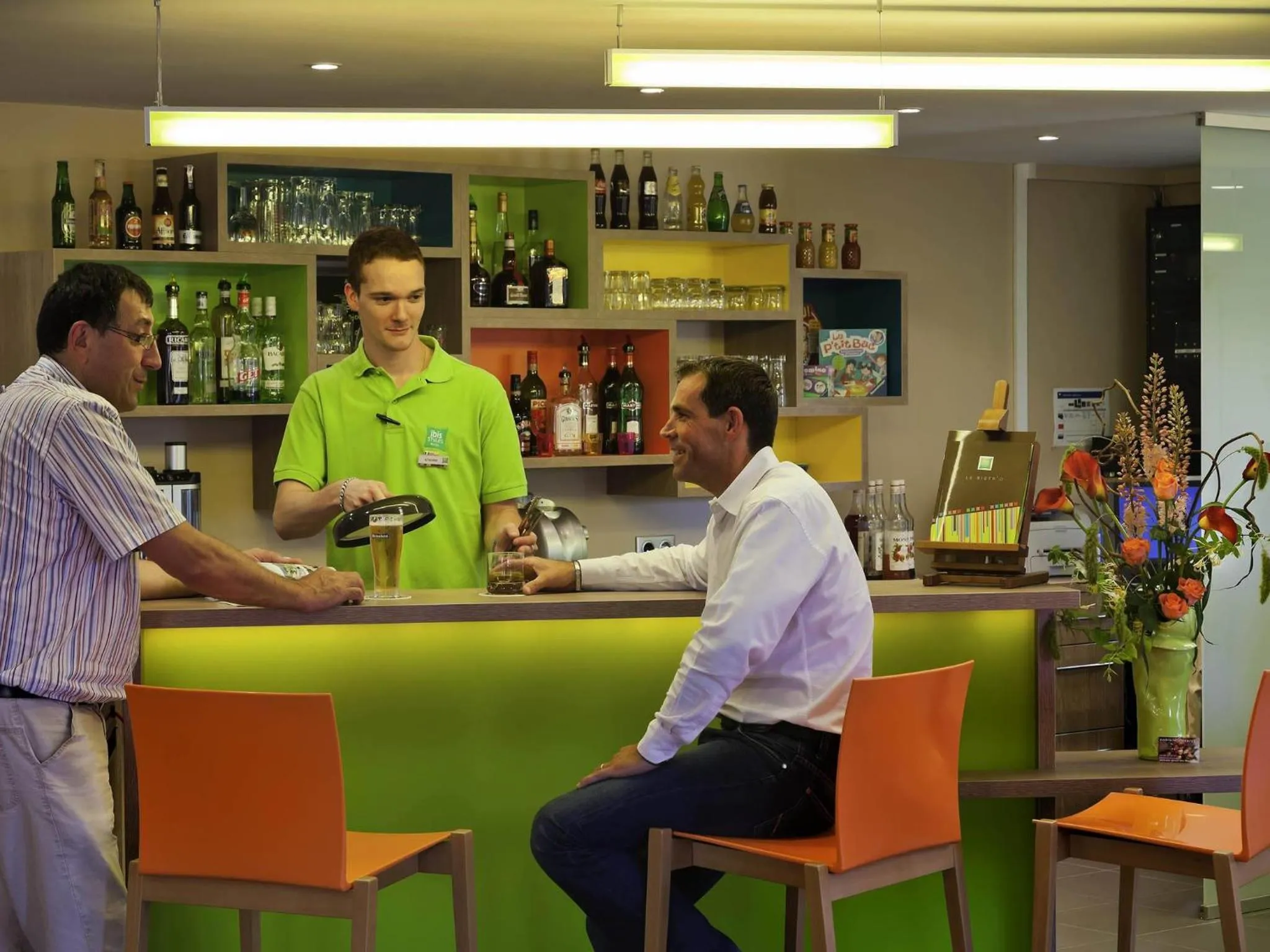 Lounge or bar in ibis Styles Périgueux Trélissac