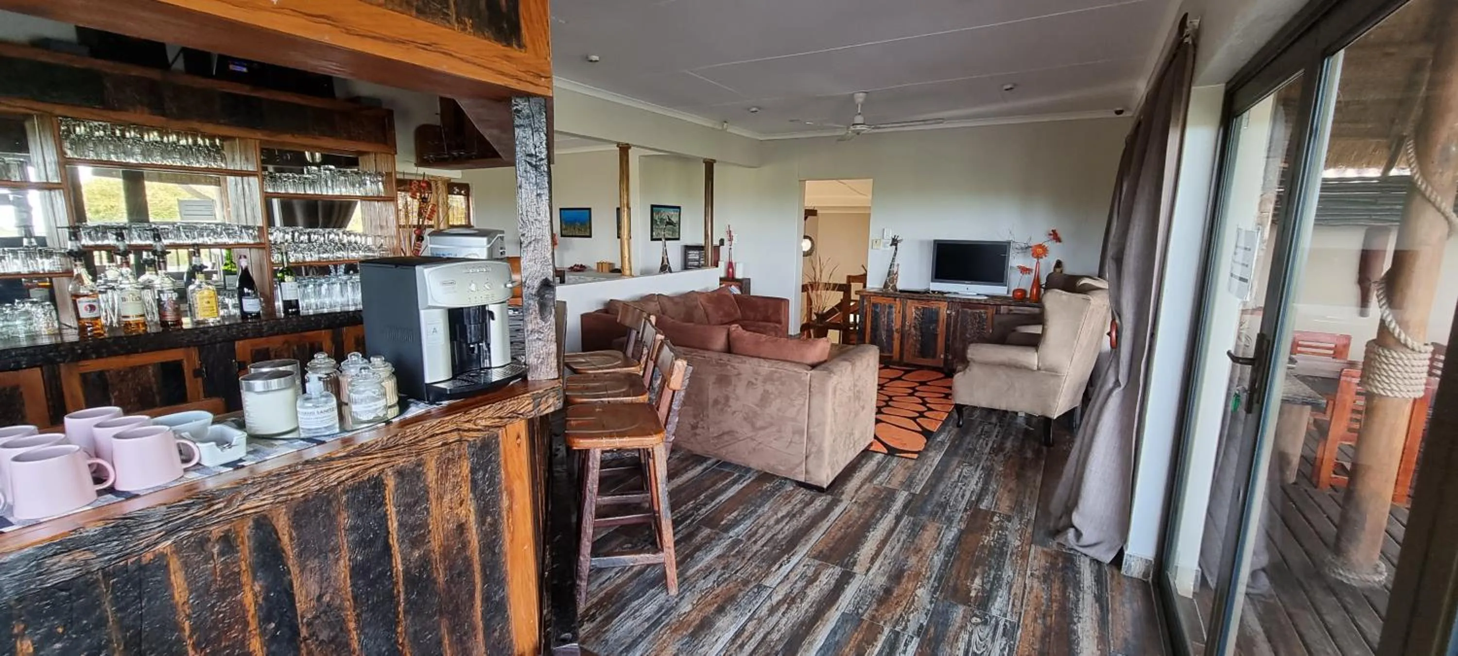 Lounge or bar in Ndiza Lodge and Cabanas