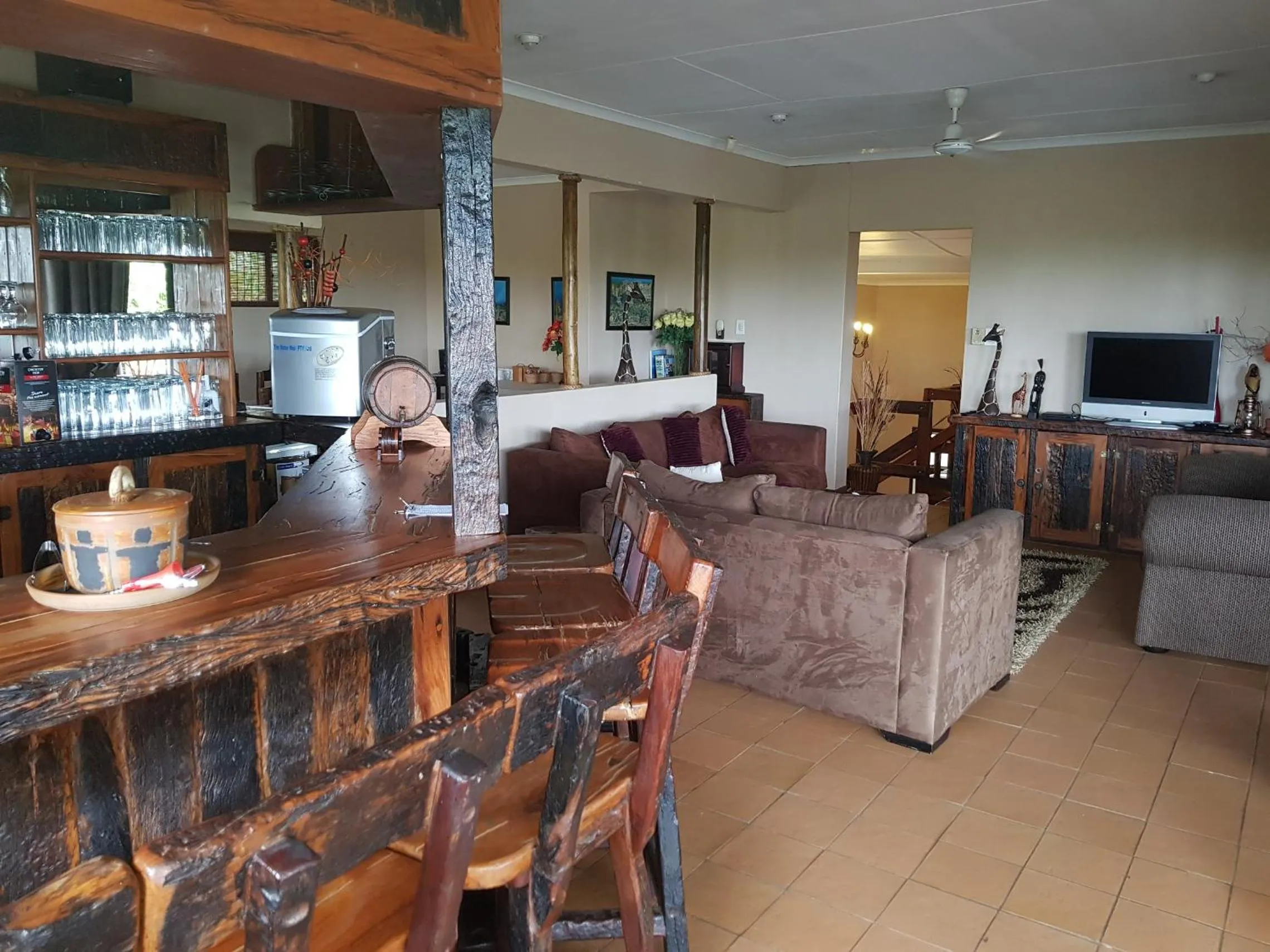Lounge or bar in Ndiza Lodge and Cabanas