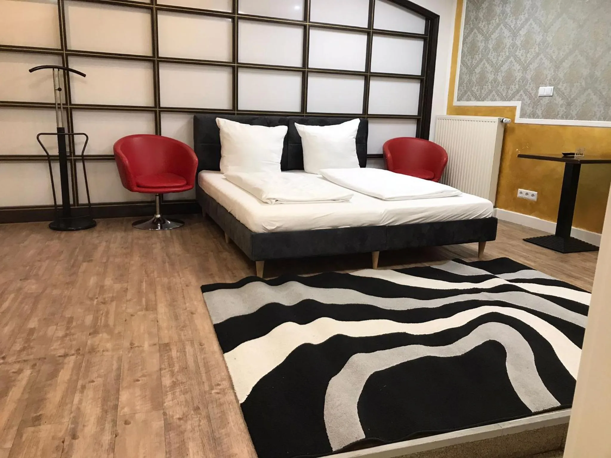 Photo of the whole room, Bed in Hotel Glockengasse