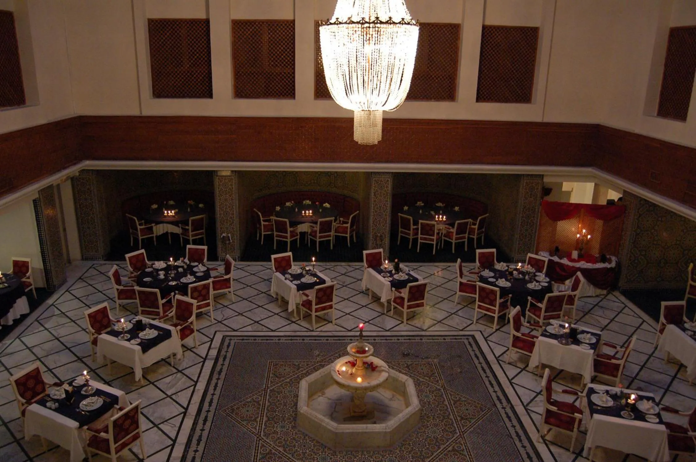 Restaurant/places to eat in Amir Palace