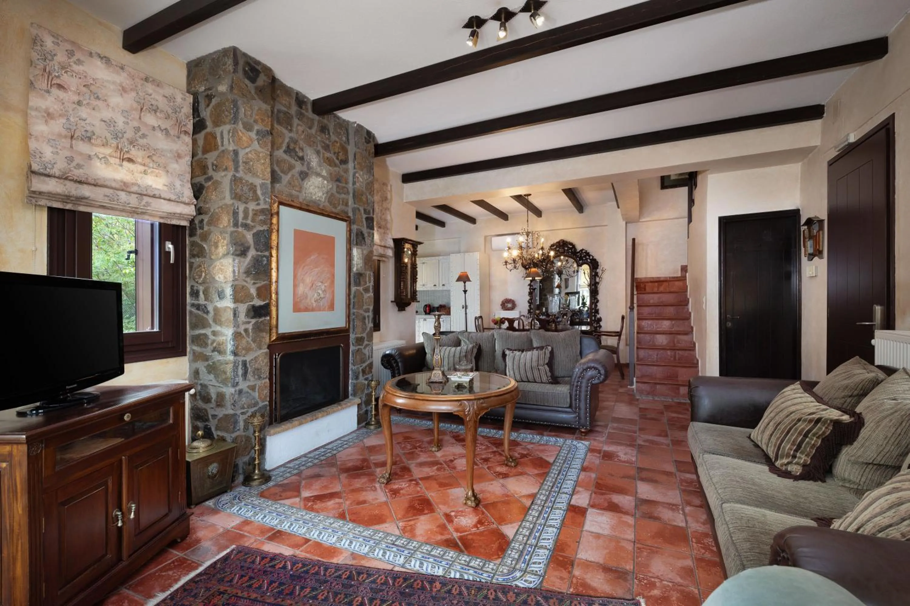 Communal lounge/ TV room in Ostra Menalon Luxury Suites