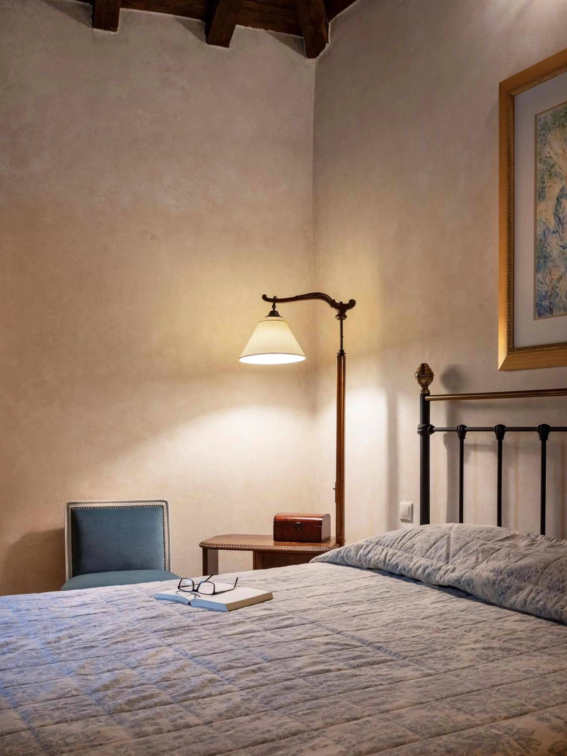 Bed in Ostra Menalon Luxury Suites