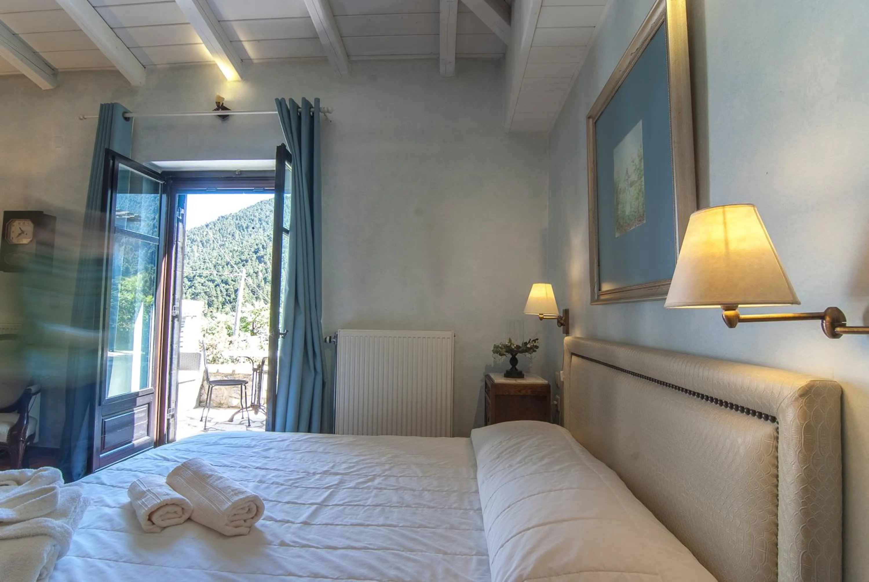 Bed in Ostra Menalon Luxury Suites