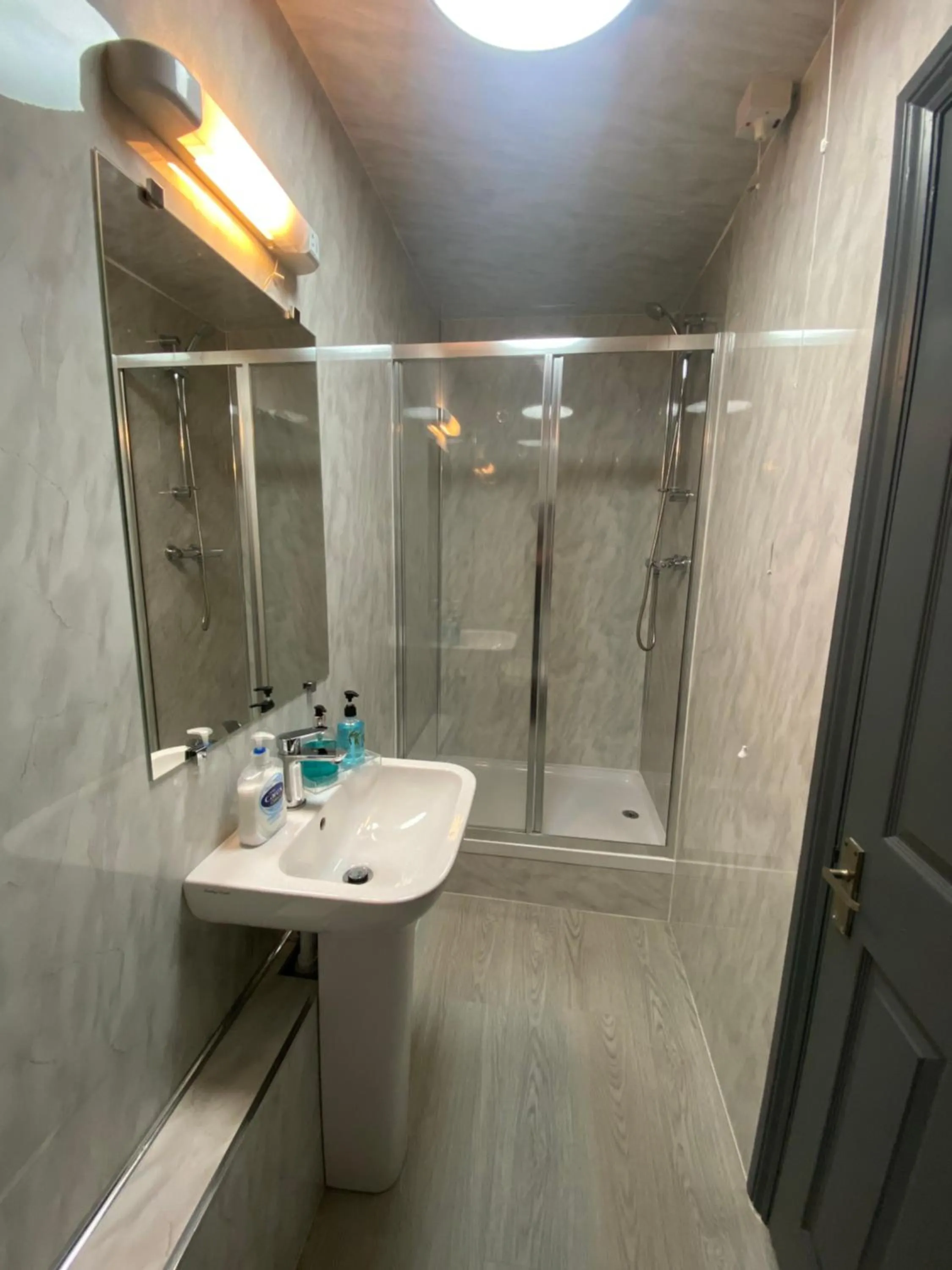 Shower in Hollybush Guest House