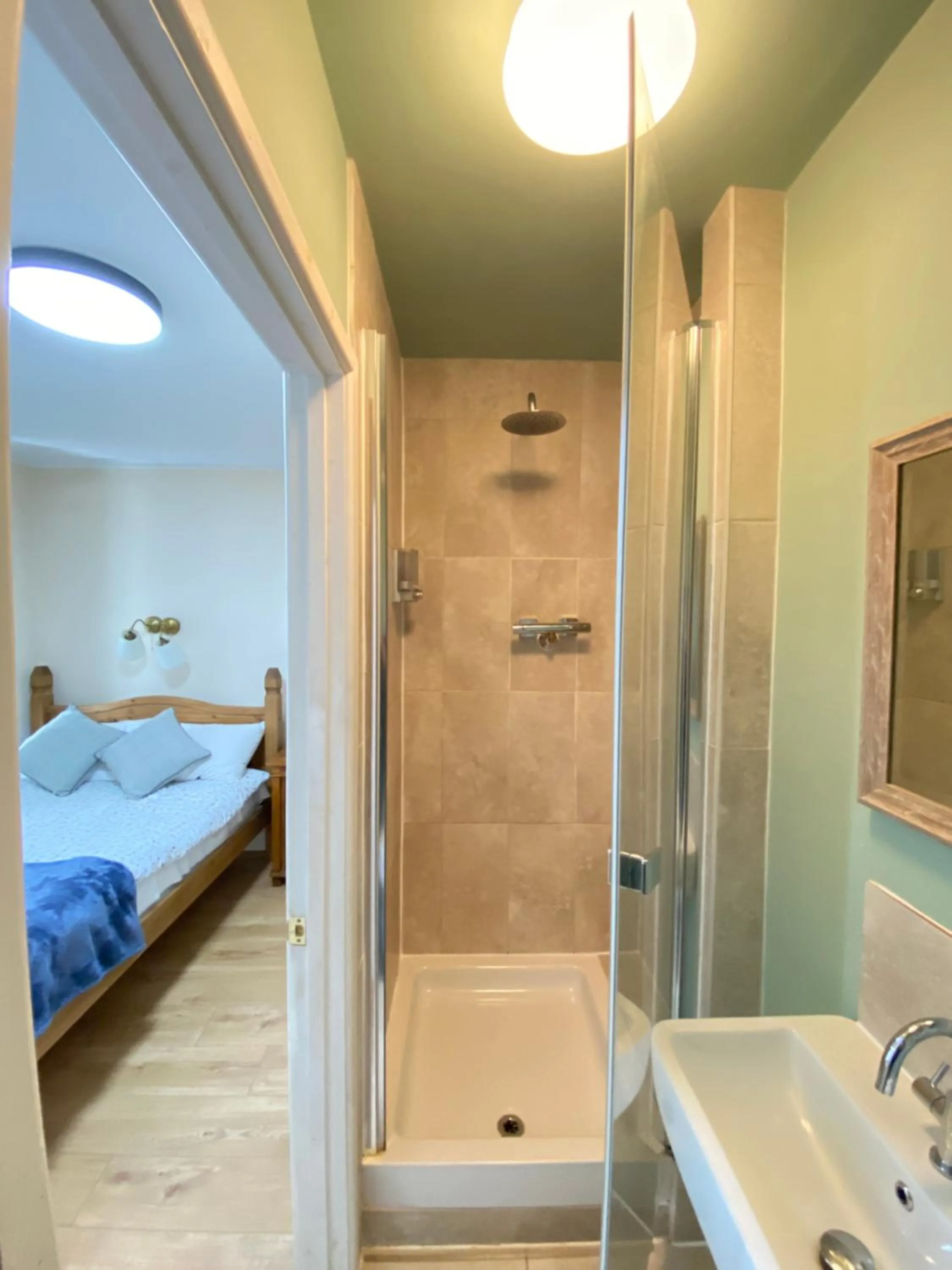 Shower, Bed in Hollybush Guest House