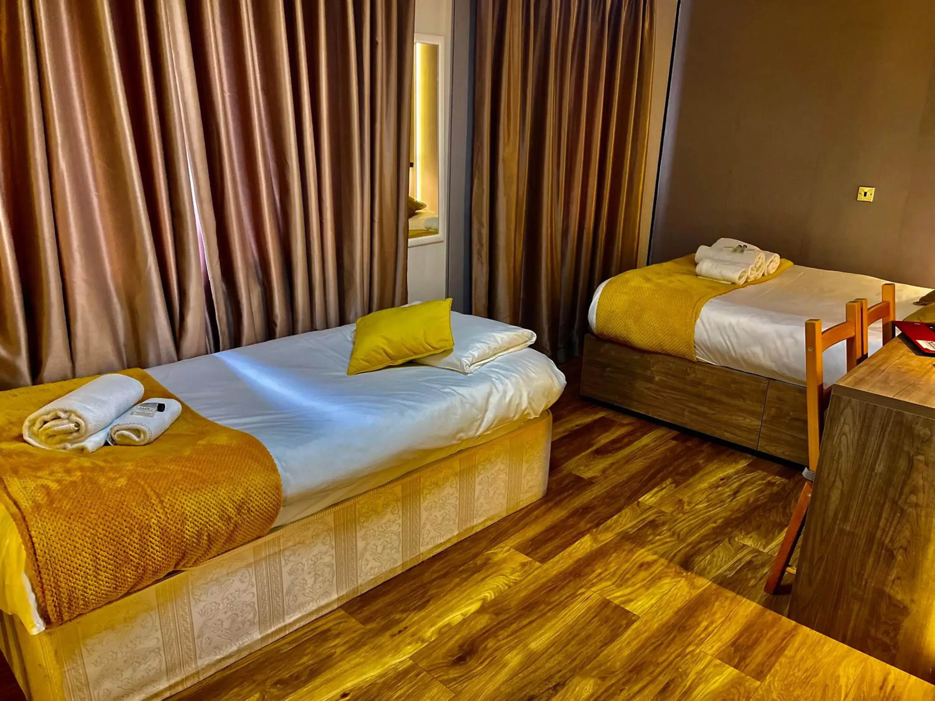 Family Room with Shared Bathroom in Hollybush Guest House Family Room with Shared Bathroom in Hollybush Guest House