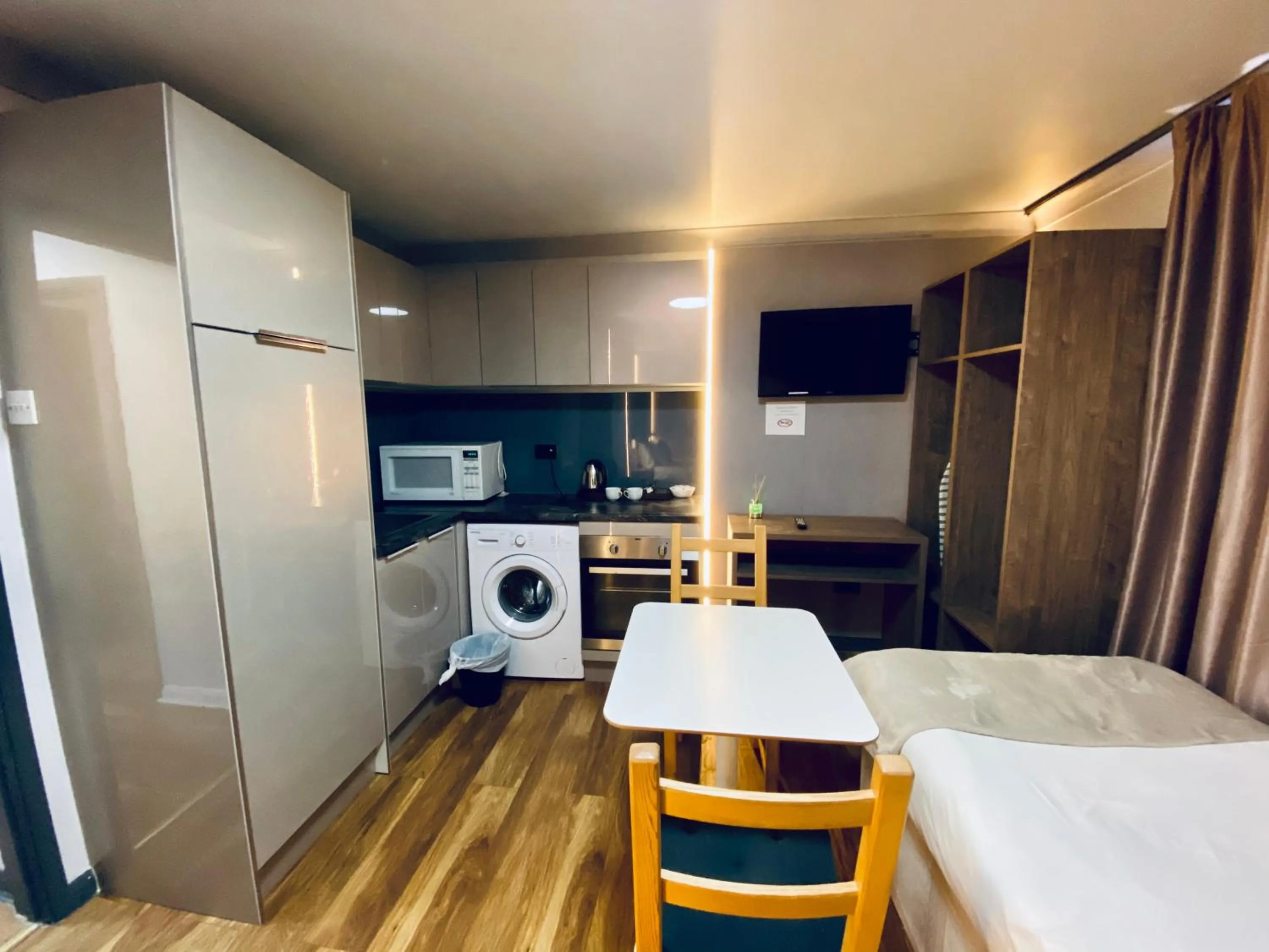 Communal lounge/ TV room, Bed in Hollybush Guest House