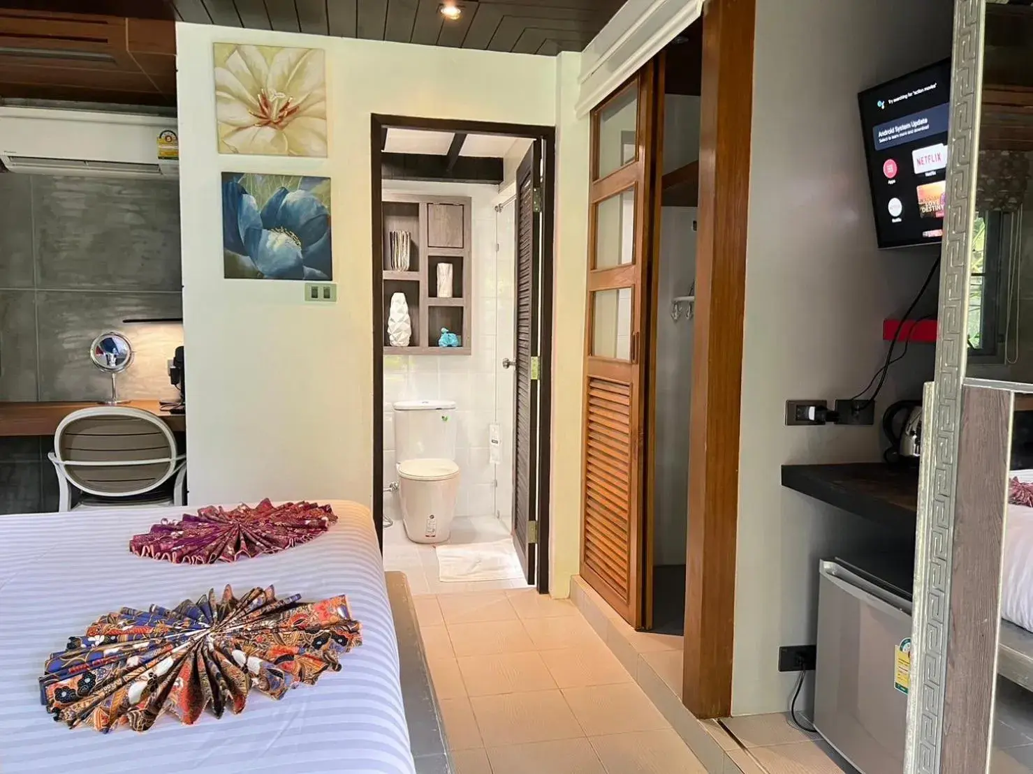 TV and multimedia, Bed in Bangtao Beach Chalet Resort TV and multimedia, Bed in Bangtao Beach Chalet Resort