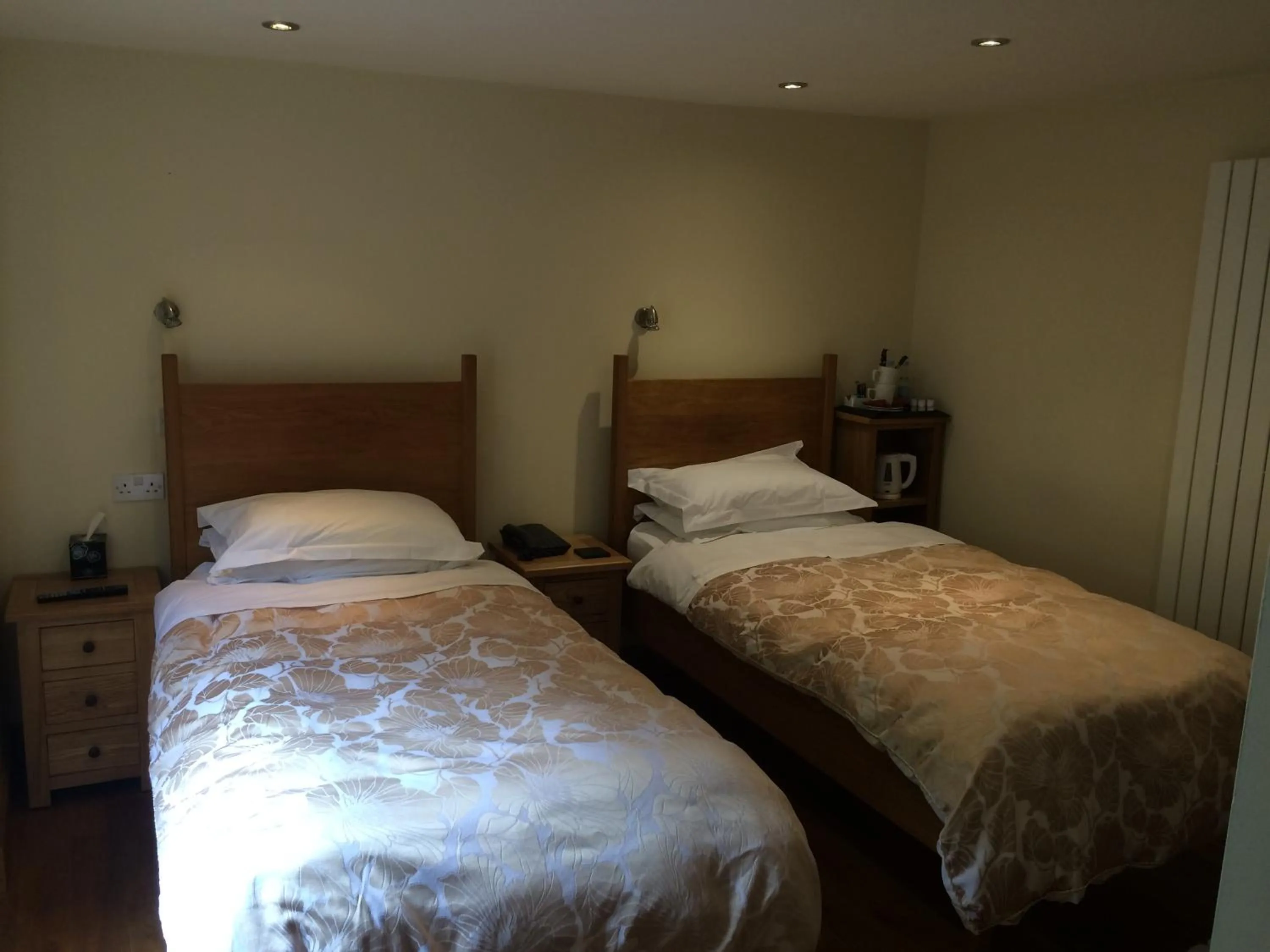 Standard Twin Room in The Saracens Head Inn