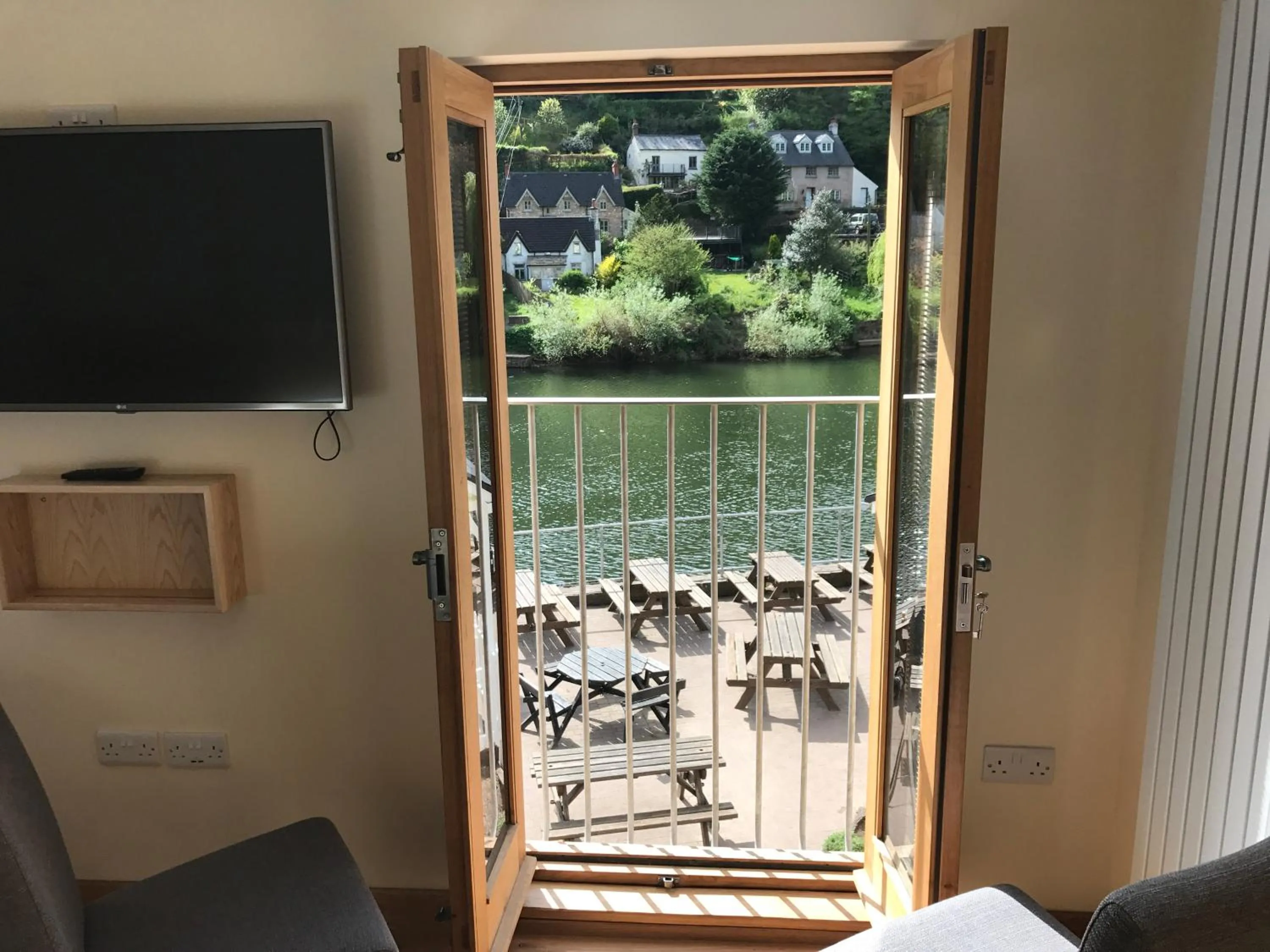 Deluxe Double Room with Shower in The Saracens Head Inn