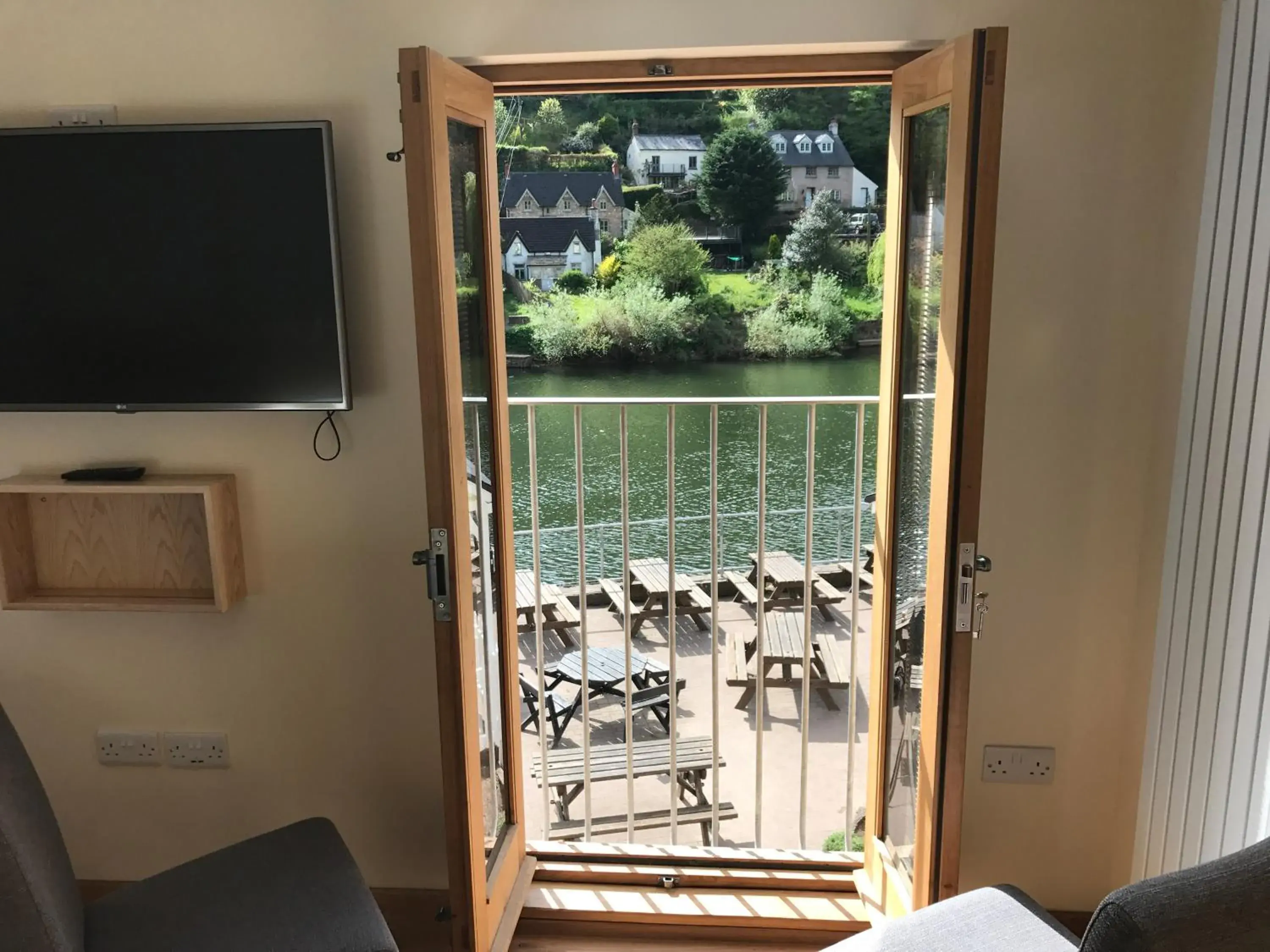 Deluxe Double Room with Shower in The Saracens Head Inn Deluxe Double Room with Shower in The Saracens Head Inn