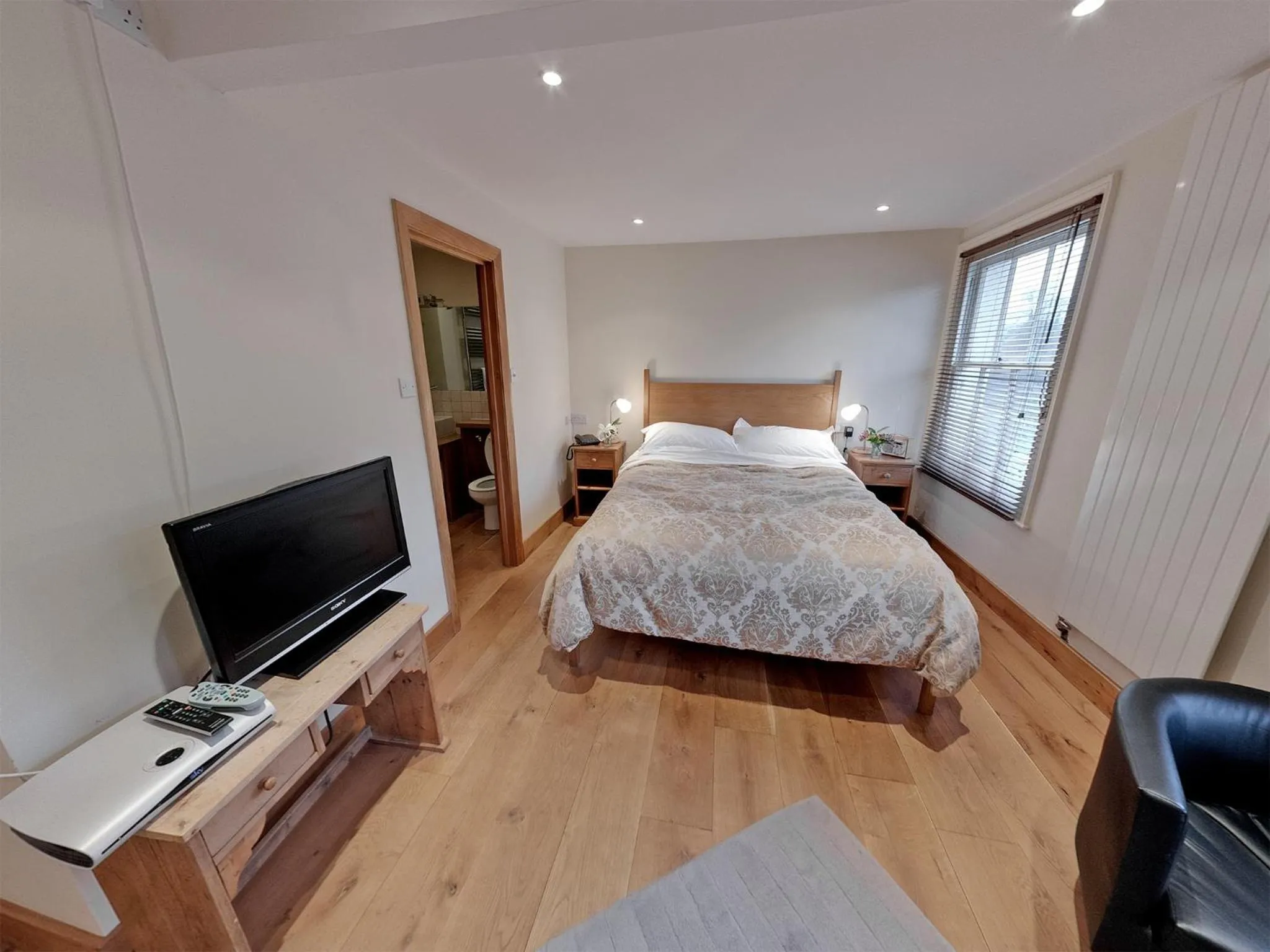 Large Double Room in The Saracens Head Inn