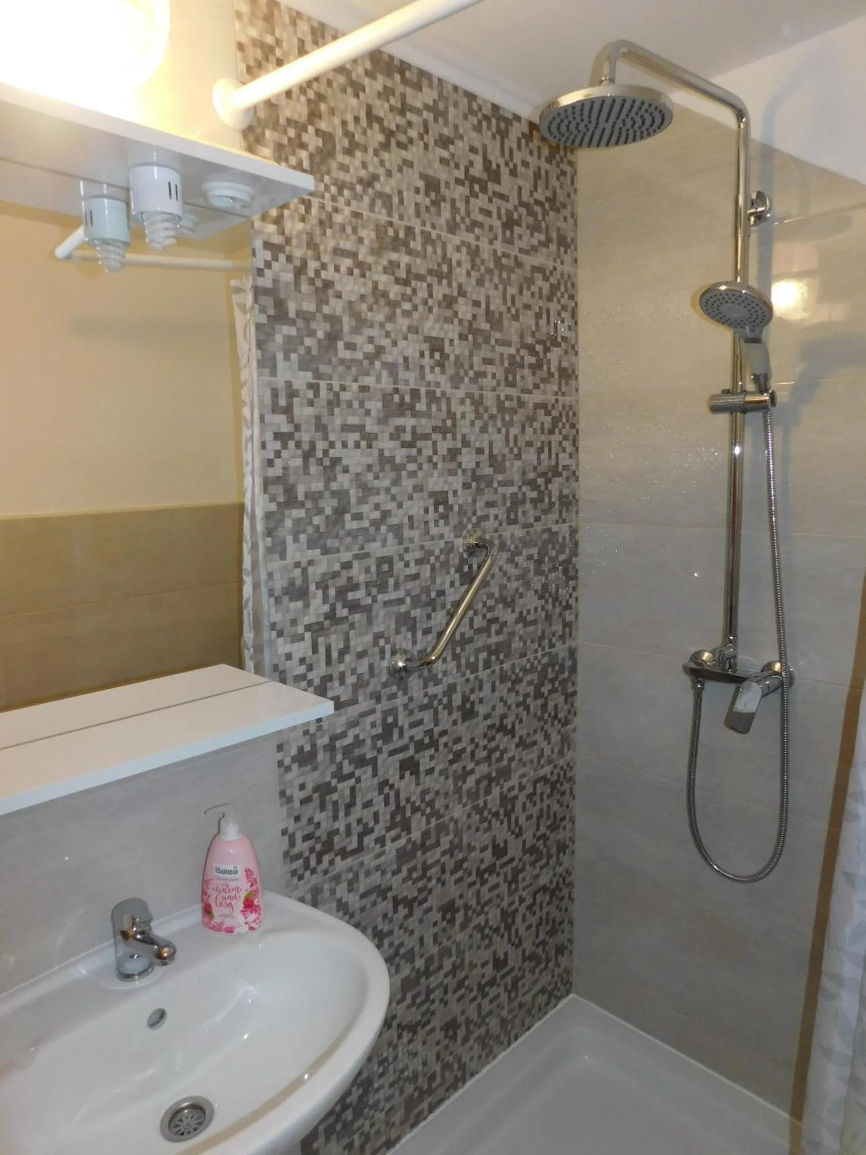 Shower in Guesthouse Sara