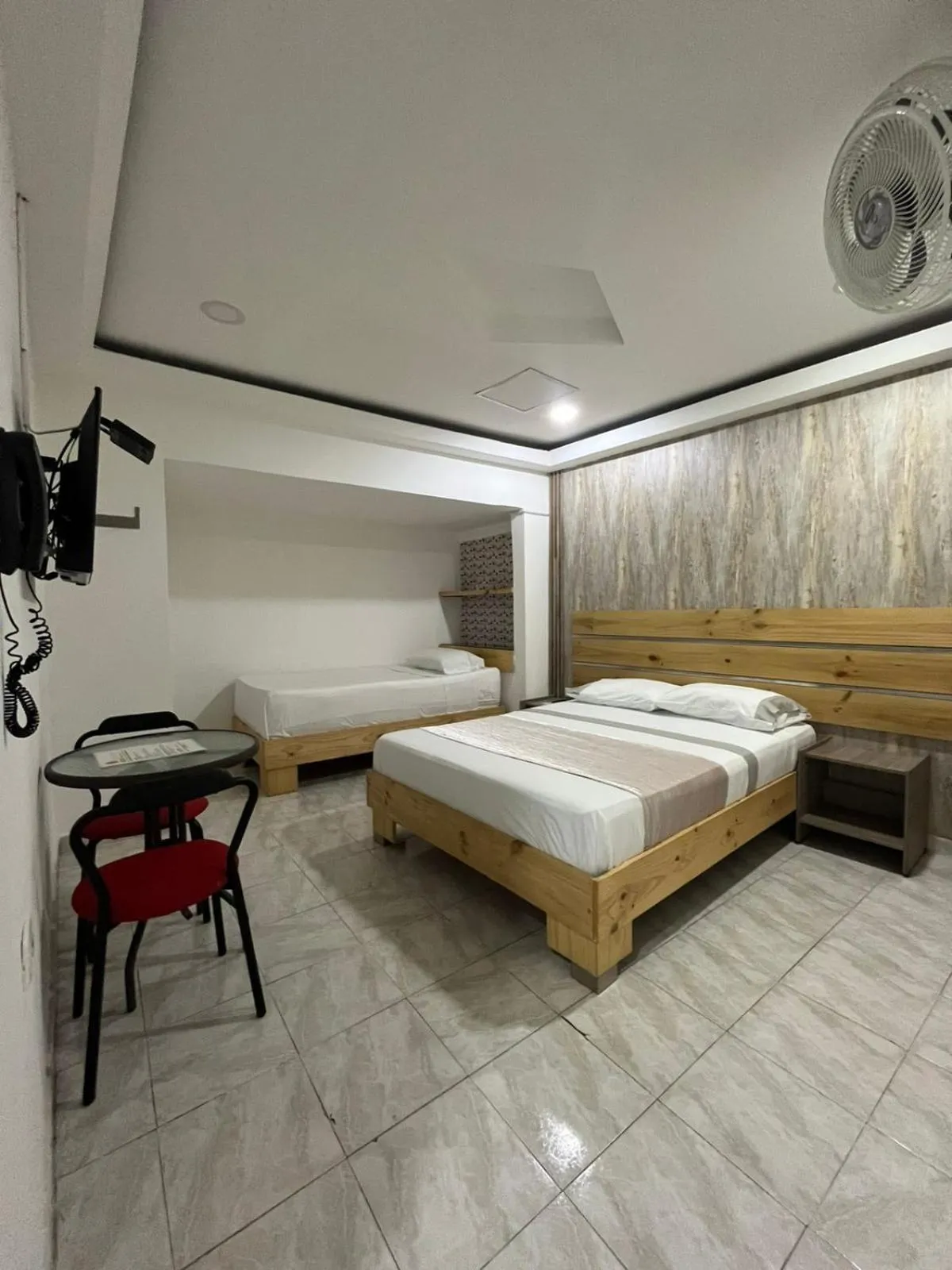 Shower, Bed in Hotel 42 Avenida