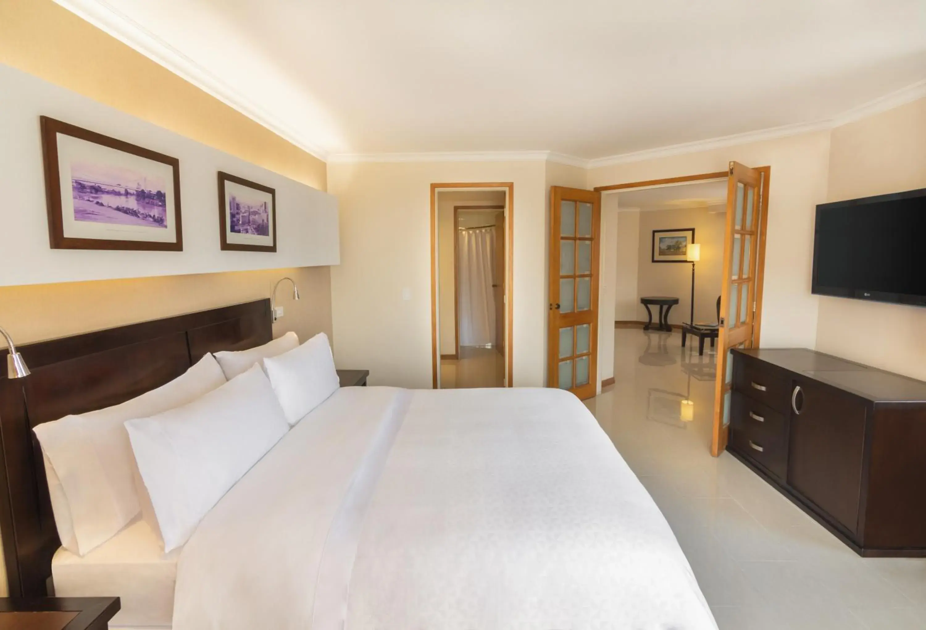 Shower, Bed in Sonesta Hotel Cali Shower, Bed in Sonesta Hotel Cali