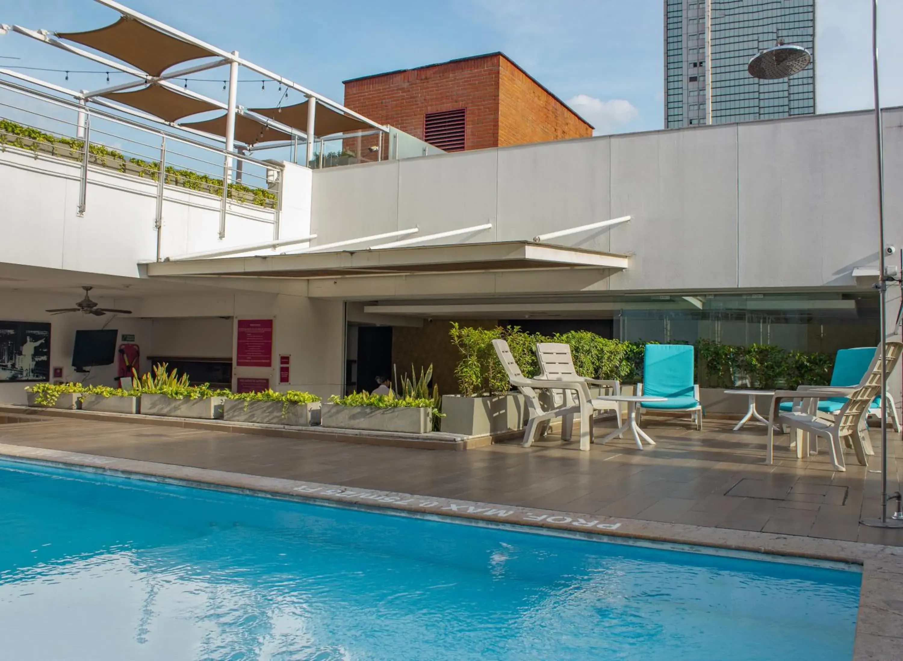 Swimming pool in Sonesta Hotel Cali Swimming pool in Sonesta Hotel Cali