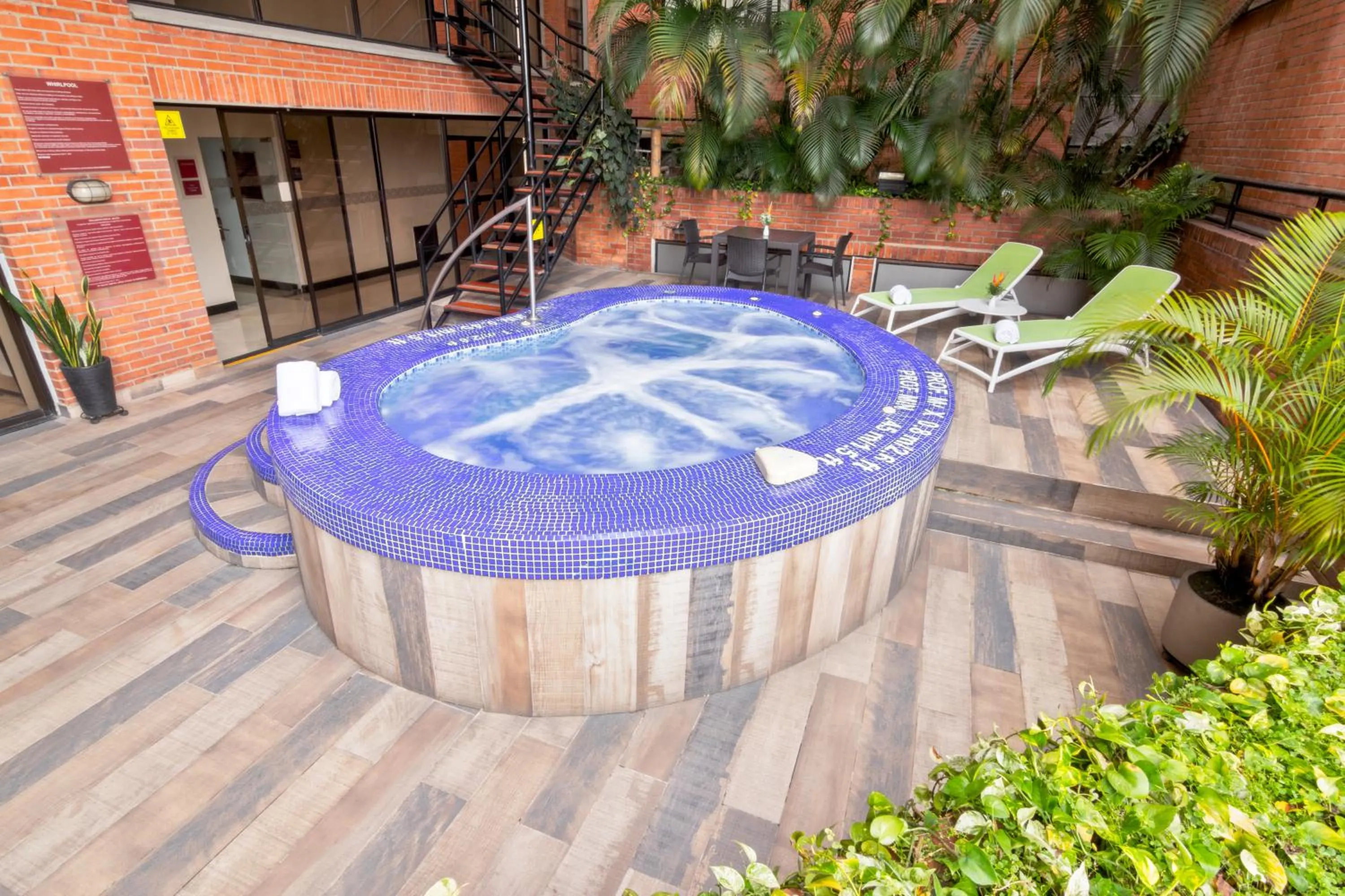 Swimming pool in Sonesta Hotel Cali