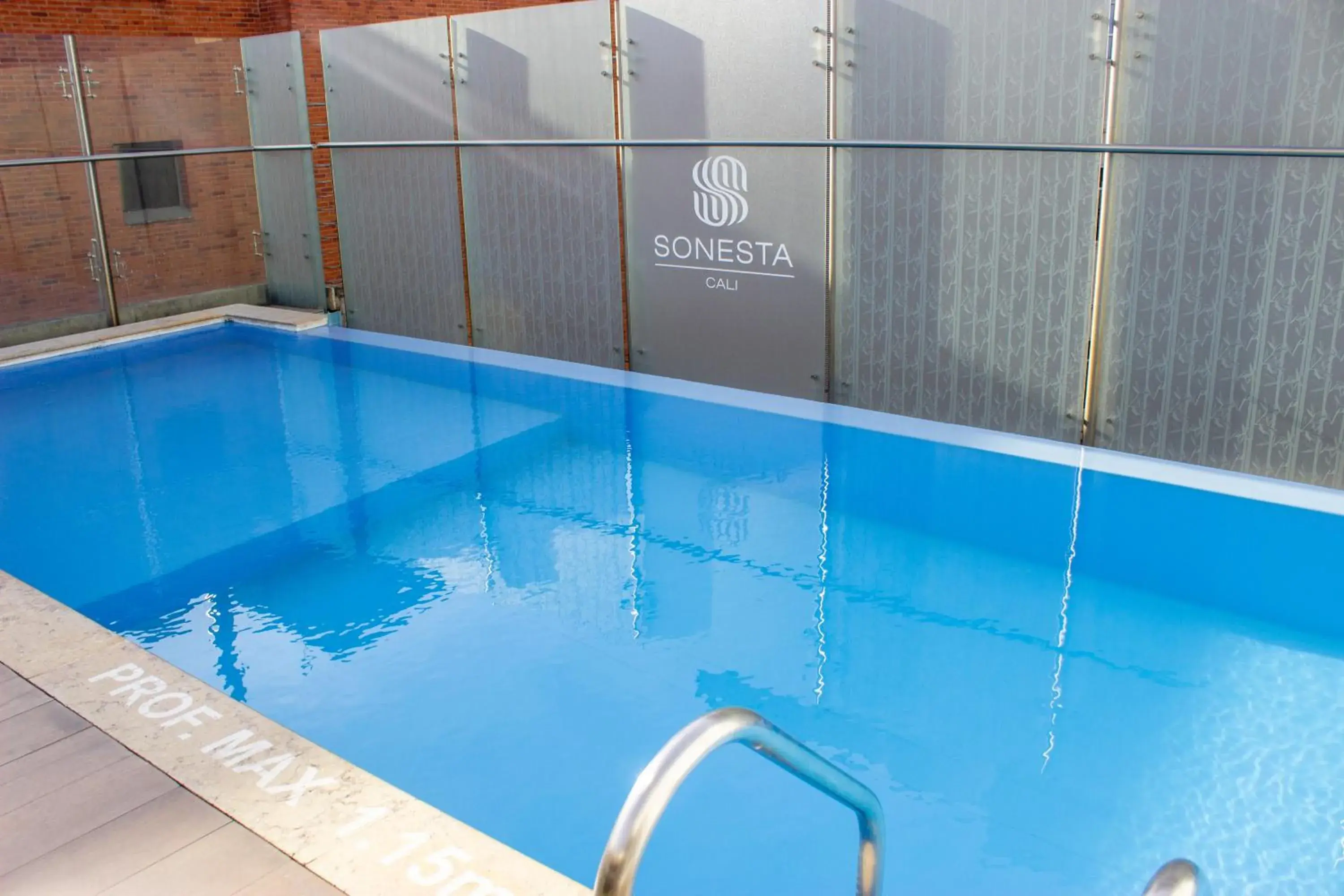 Swimming pool in Sonesta Hotel Cali Swimming pool in Sonesta Hotel Cali