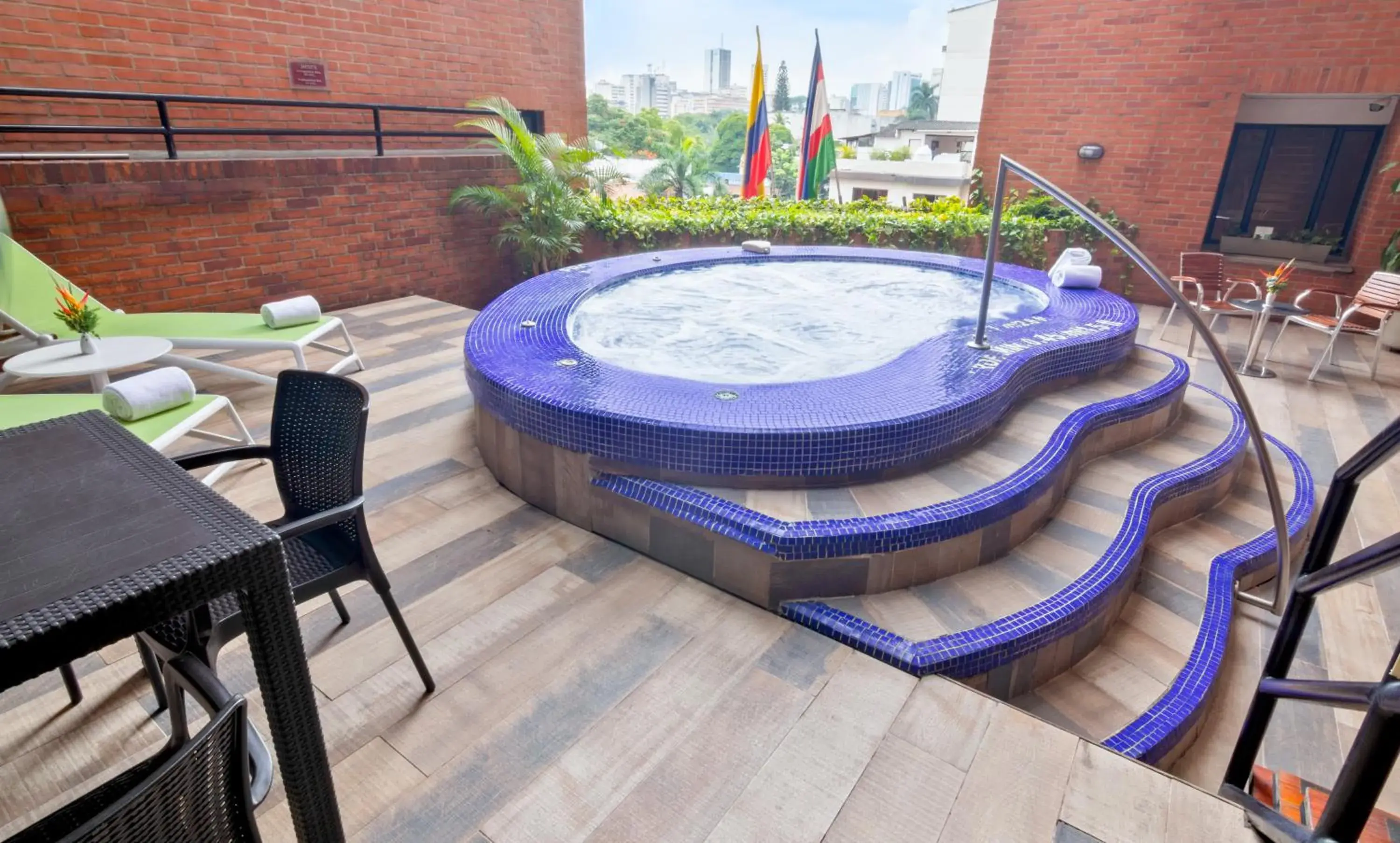 Swimming pool in Sonesta Hotel Cali Swimming pool in Sonesta Hotel Cali