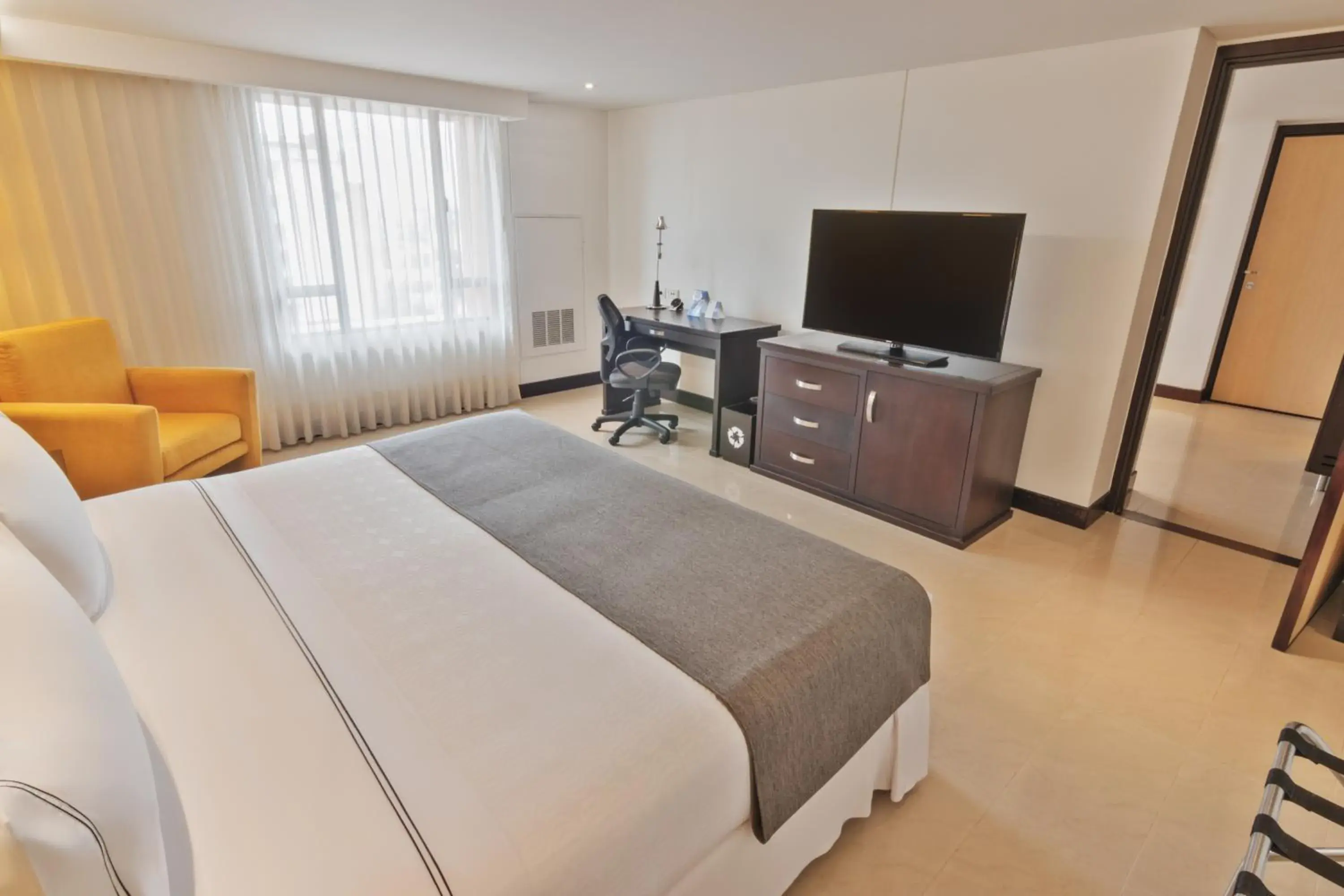 TV and multimedia, Bed in Sonesta Hotel Cali TV and multimedia, Bed in Sonesta Hotel Cali