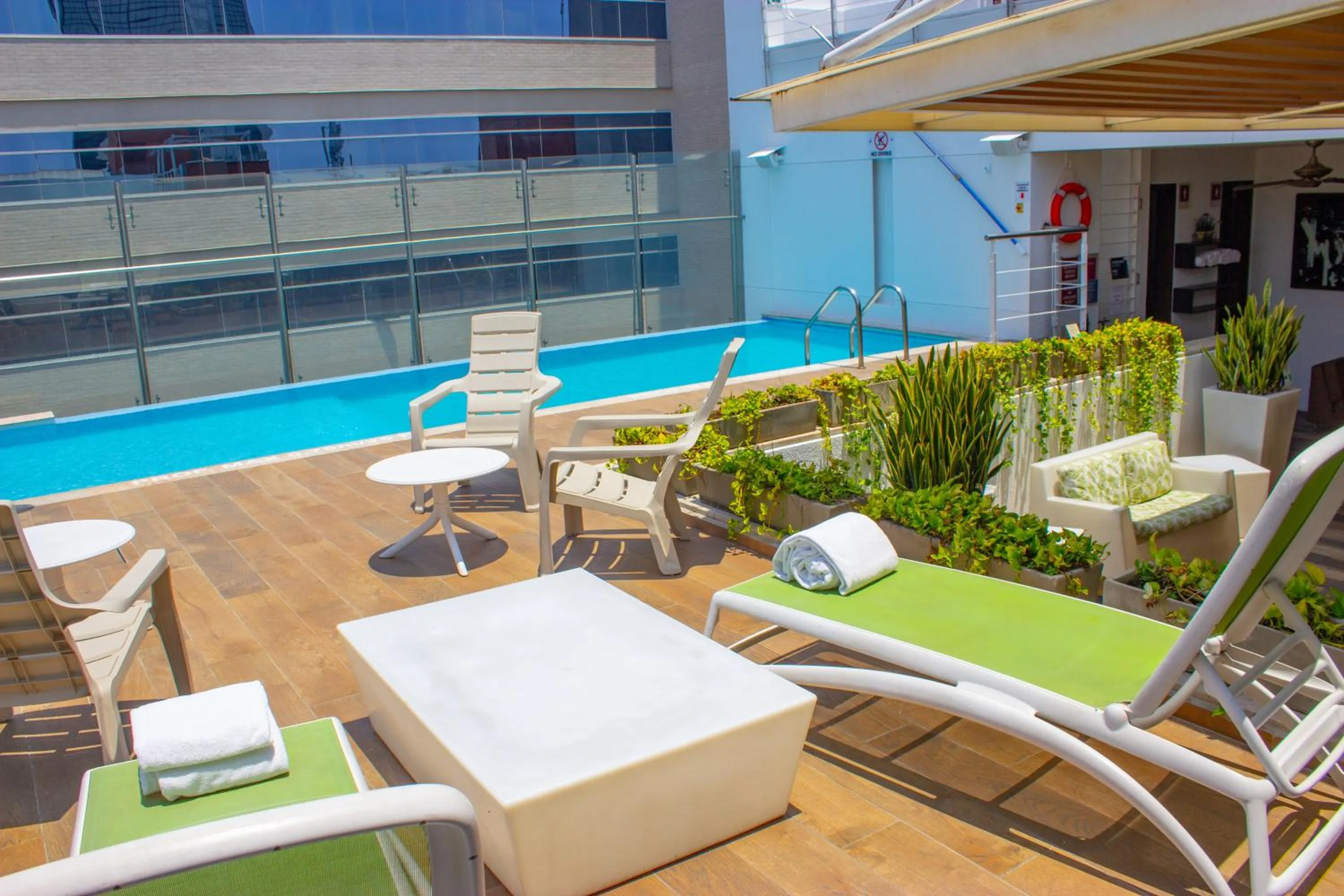 Swimming pool in Sonesta Hotel Cali