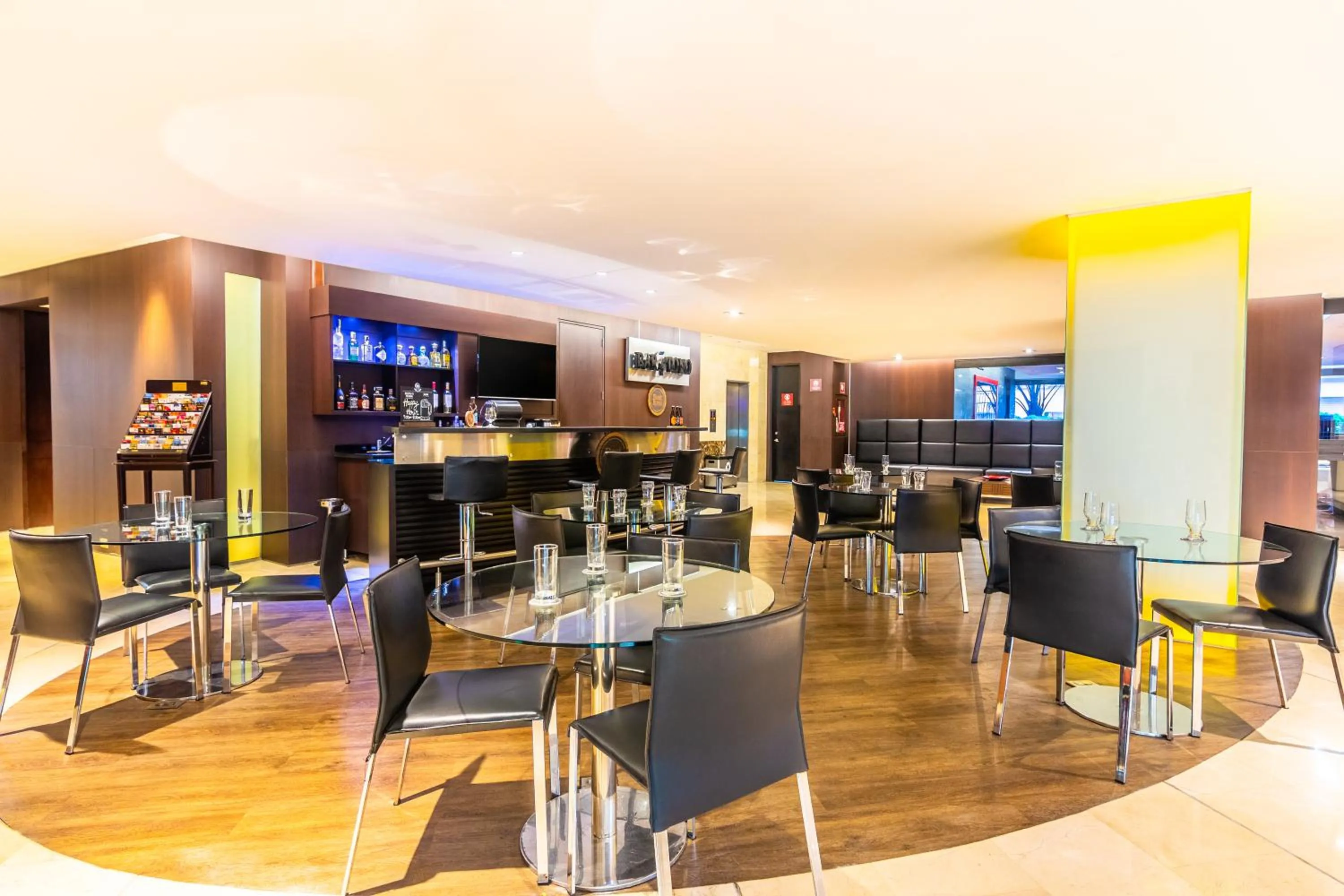 Lounge or bar in Sonesta Hotel Cali