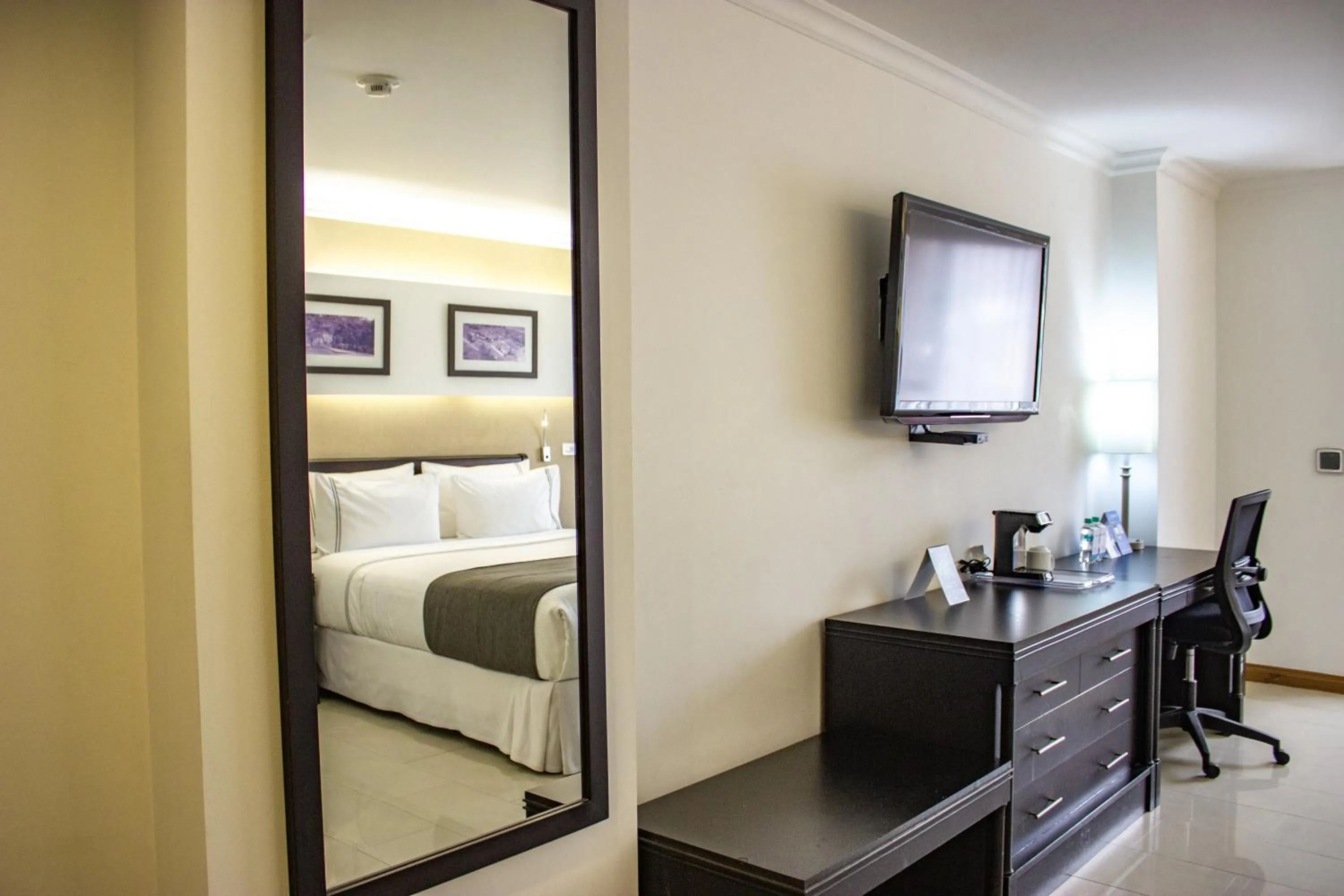 TV and multimedia, Bed in Sonesta Hotel Cali