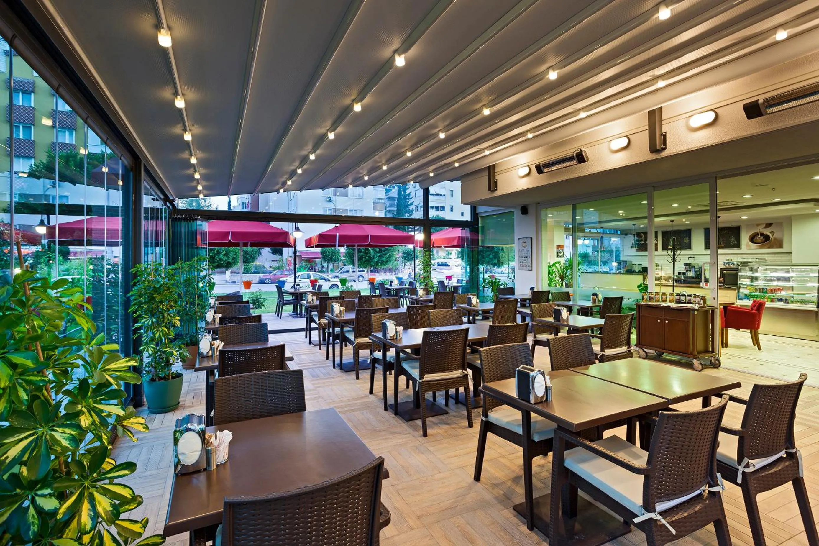 Restaurant/places to eat in The Room Hotel & Apartments