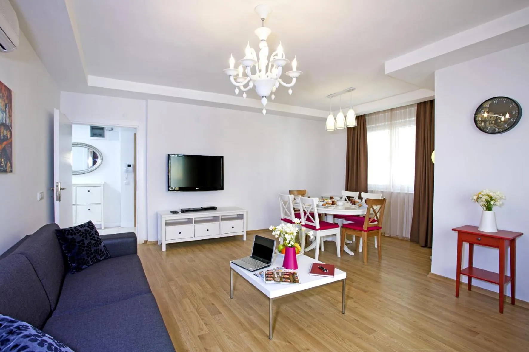 TV and multimedia in The Room Hotel & Apartments